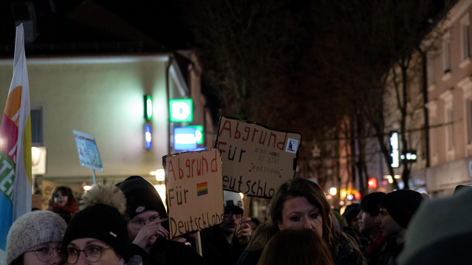 Bei der Demo gegen Rechts haben sich tausende Menschen zu einem Protestmarsch durch Weiden versammelt. (Bild: knz)