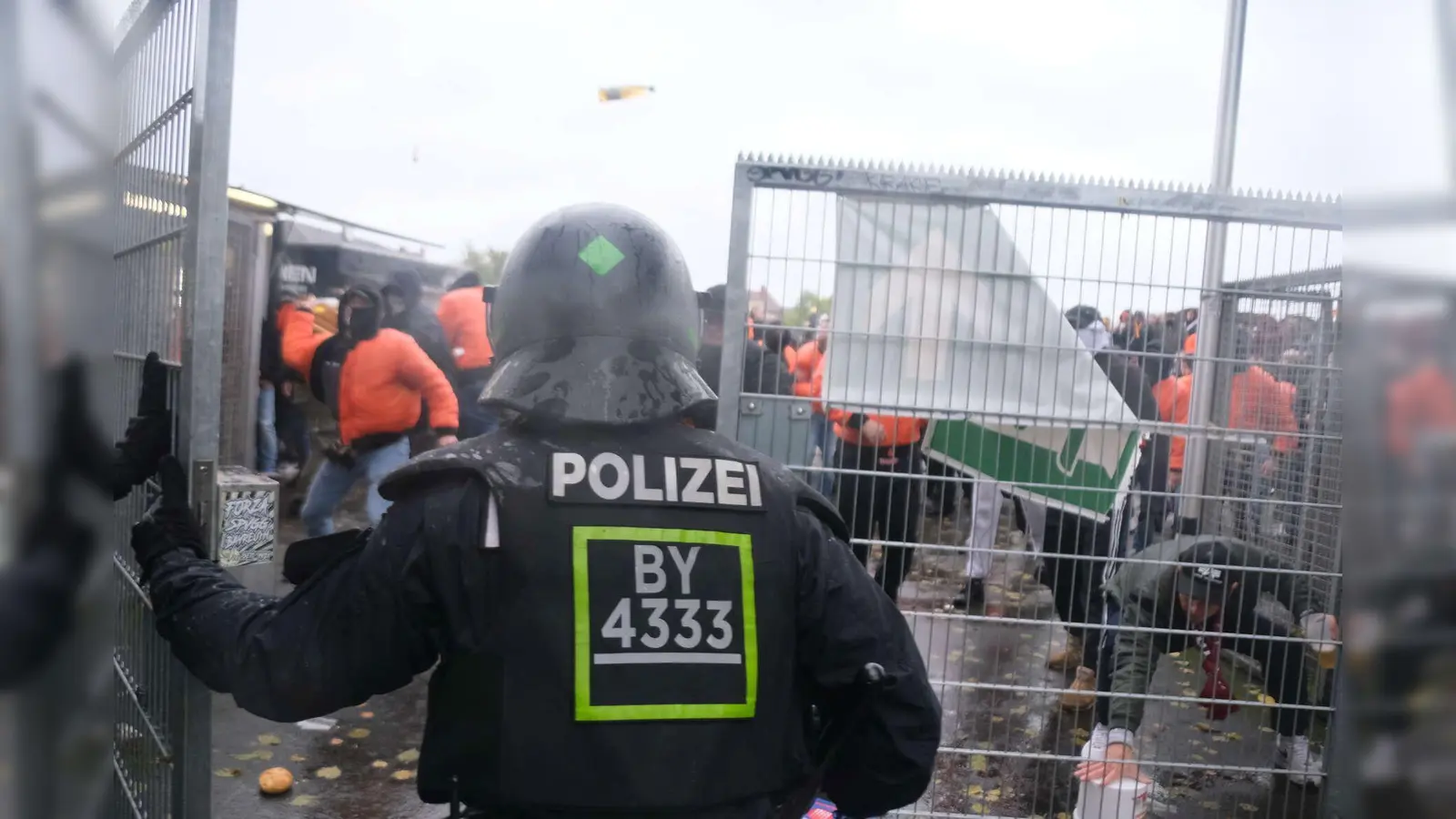 Beim Drittligaspiel in Bayreuth am 1. Oktober 2022 gingen gewaltbereite Anhänger von Dynamo Dresden auf Polizeibeamte los. (Bild: Polizei)