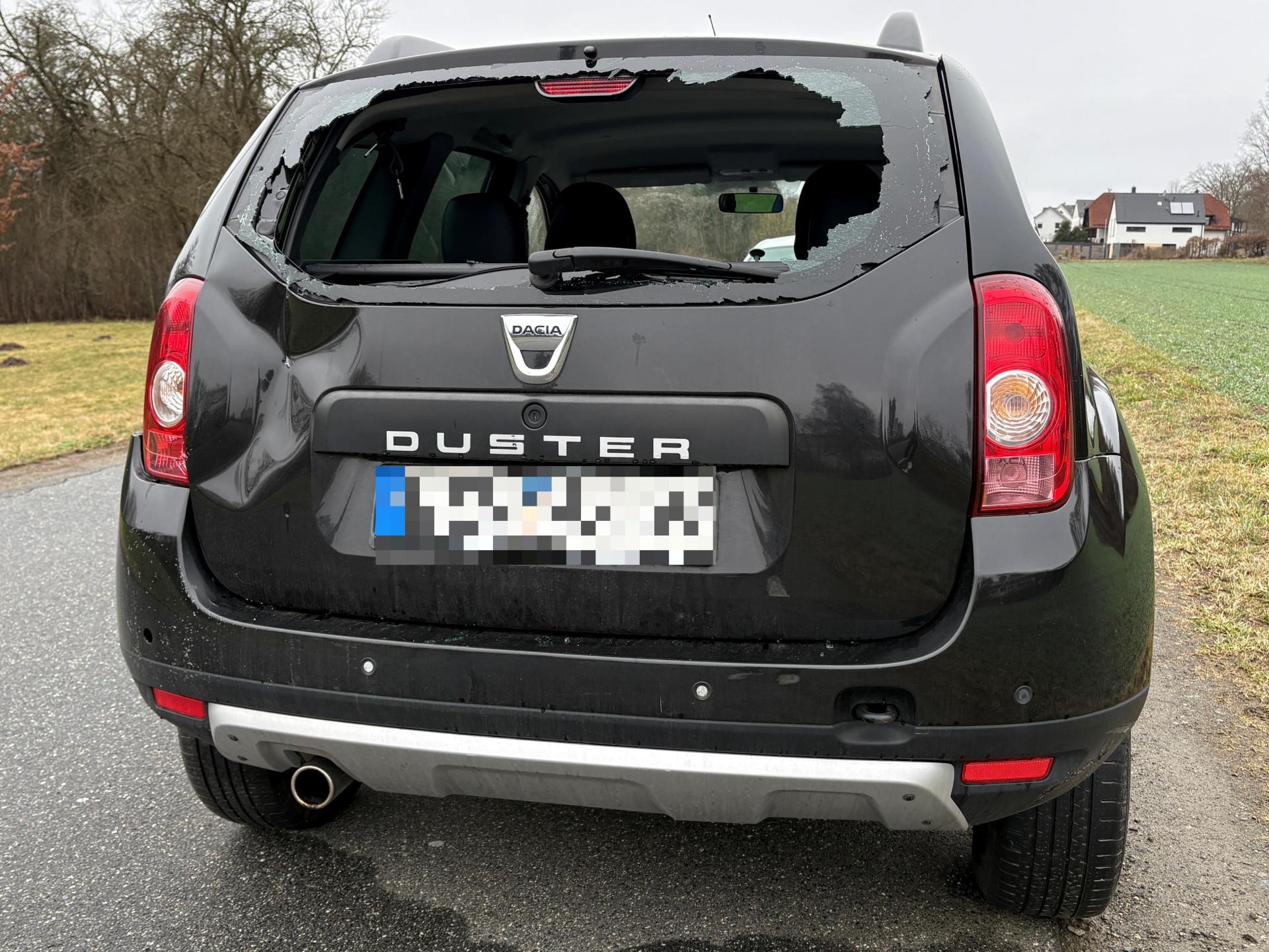 Die Heckscheibe des in Weiden abgestellten Dacia Duster war eingeschlagen. (Bild: Ganzmann)