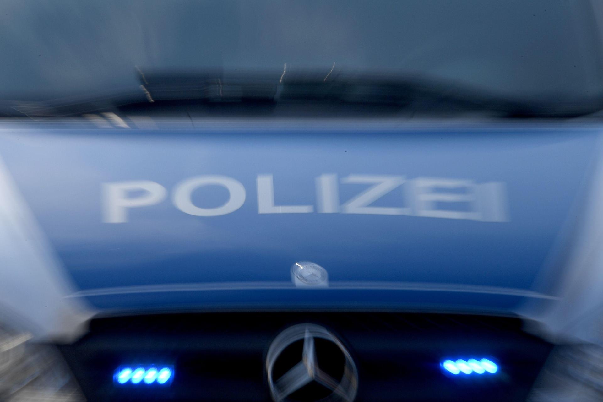 Die Polizei bittet nach einem Hinweis aus Mantel um Aufmerksamkeit und Hinweise auf Personen, die nach unversperrten Autos suchen.  (Symbolbild: Carsten Rehder/dpa)