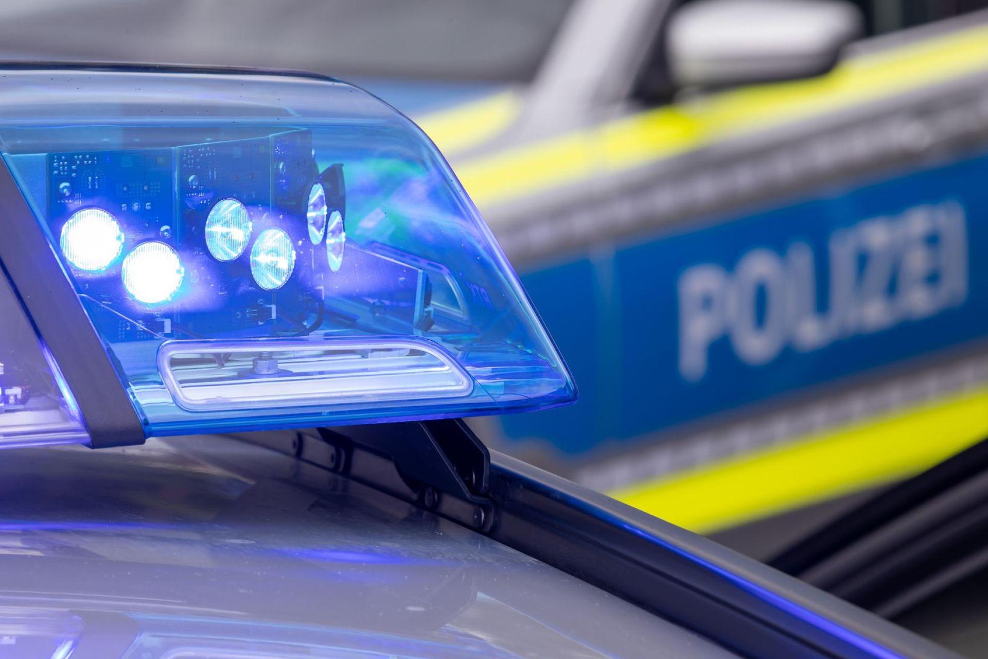 Unbekannte hinterlassen Kratzer an einem Audi in Weiden und flüchten. Die Polizei sucht Zeugen. (Symbolbild: Daniel Karmann/dpa)