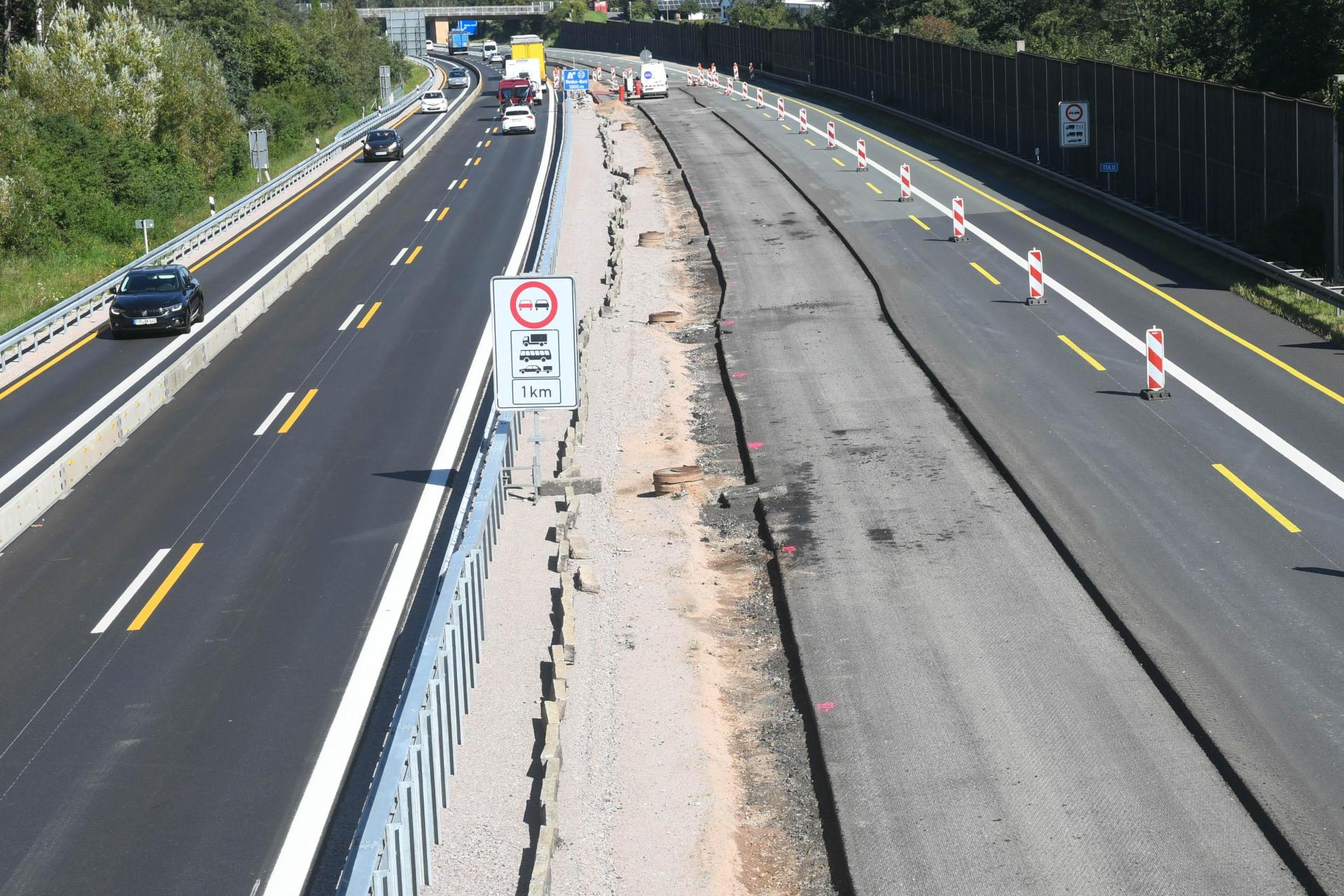Die Ausfahrt Weiden-West der A 93 wird ab Freitag, 22. September in Fahrtrichtung Hof gesperrt. Ein Einfahren auf die Autobahn ist laut Autobahn GmbH jederzeit möglich.  (Bild: Gabi Schönberger)