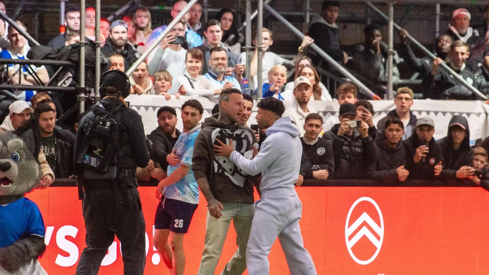 Rapper Kontra K und Influencer Nader El-Jindaoui gerieten bei der Baller League aneinander. (Bild: Sebastian Räppold/Matthias Koch/dpa)