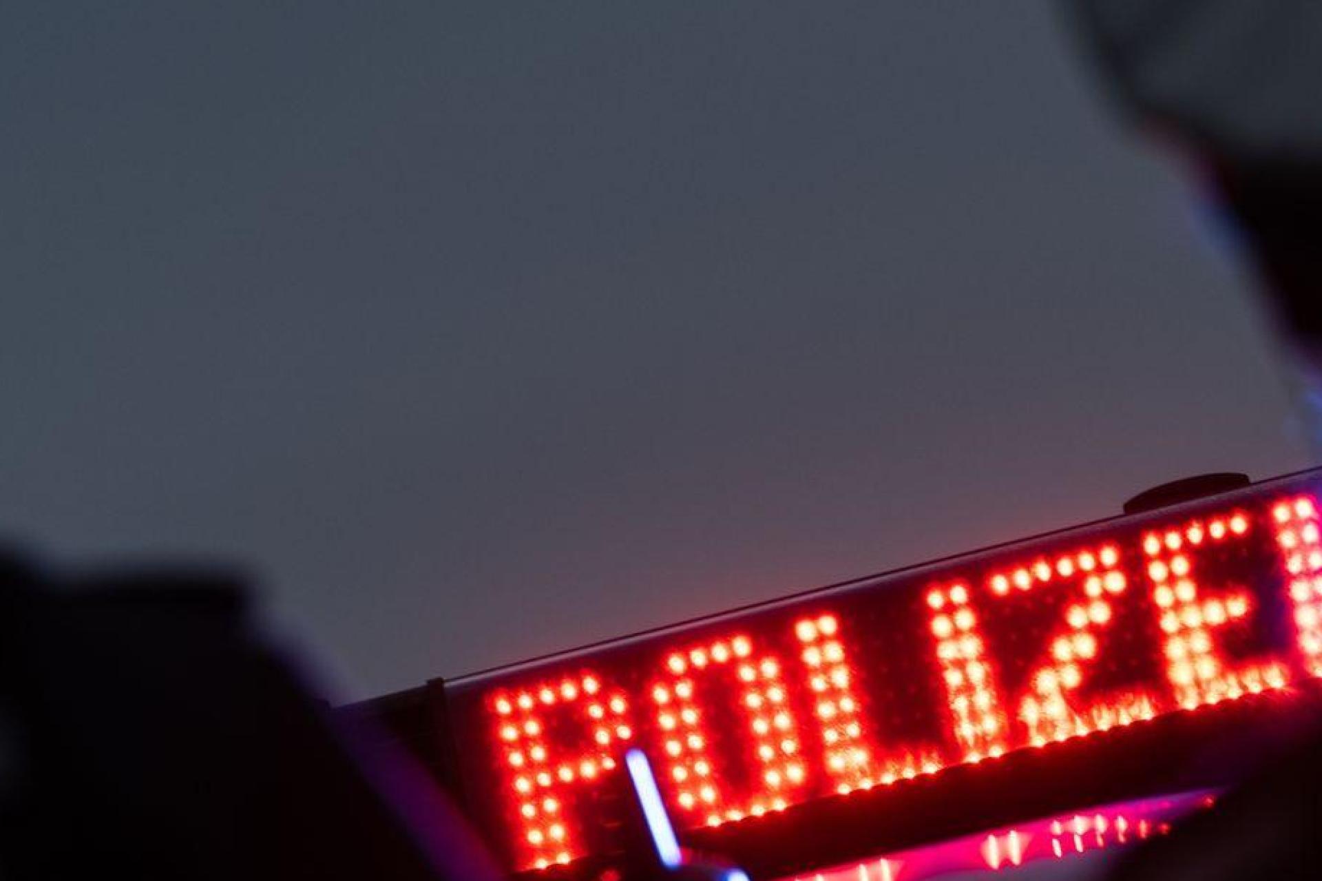 Die Polizei verfolgte in Hof zwei Männer auf einem Roller.  (Symbolbild: Marijan Murat/dpa/Symbolbild)