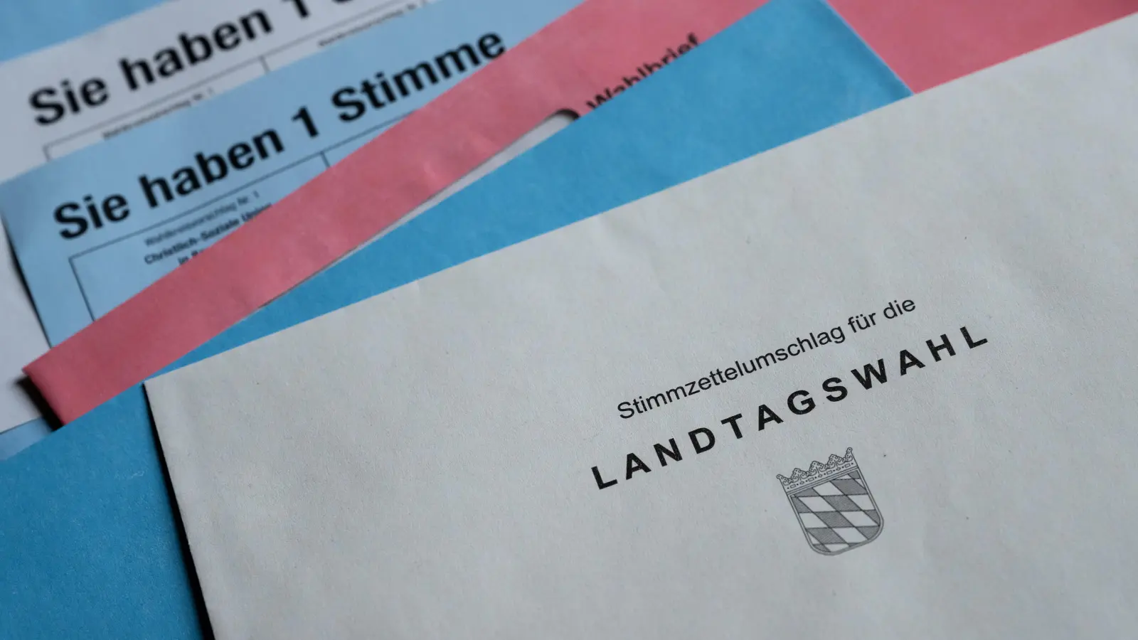 In Weiden haben Briefwählerinnen und Briefwähler kurz vor der Landtagswahl erneut falsche Stimmzettel bekommen. (Symbolbild: Sven Hoppe /dpa)