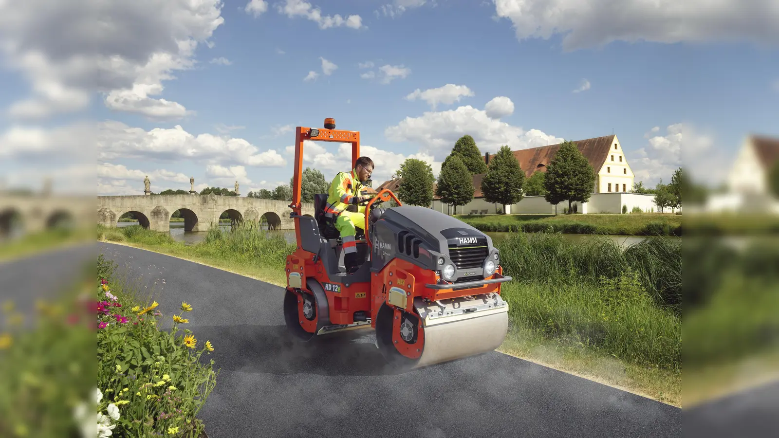 Eine Hamm-Walze steht beim Oberpfalztag bei einer speziellen Wette auf dem Marktplatz im Mittelpunkt. (Symbolbild: Hamm AG )
