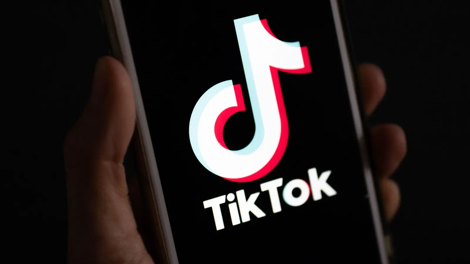 Ein TikTok-Video aus Weiden zeigt eine Verfolgungsfahrt von einem Polizeiauto und einem Kraftradfahrer. (Bild: Monika Skolimowska/dpa)