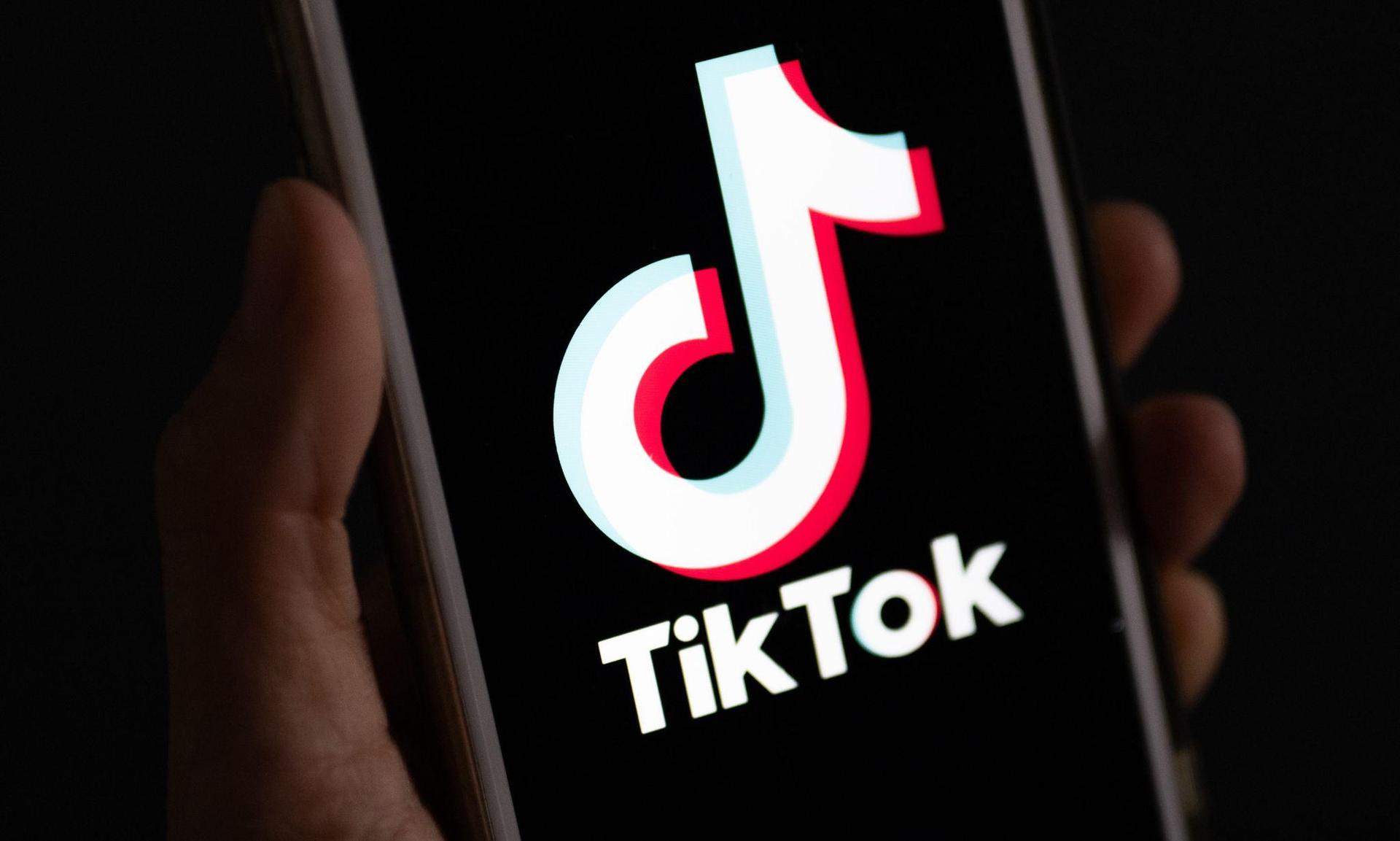 Ein 41-jähriger Mann aus Schwandorf machte sich mit einem Minijob von Tiktok strafbar. (Bild: Monika Skolimowska/dpa)