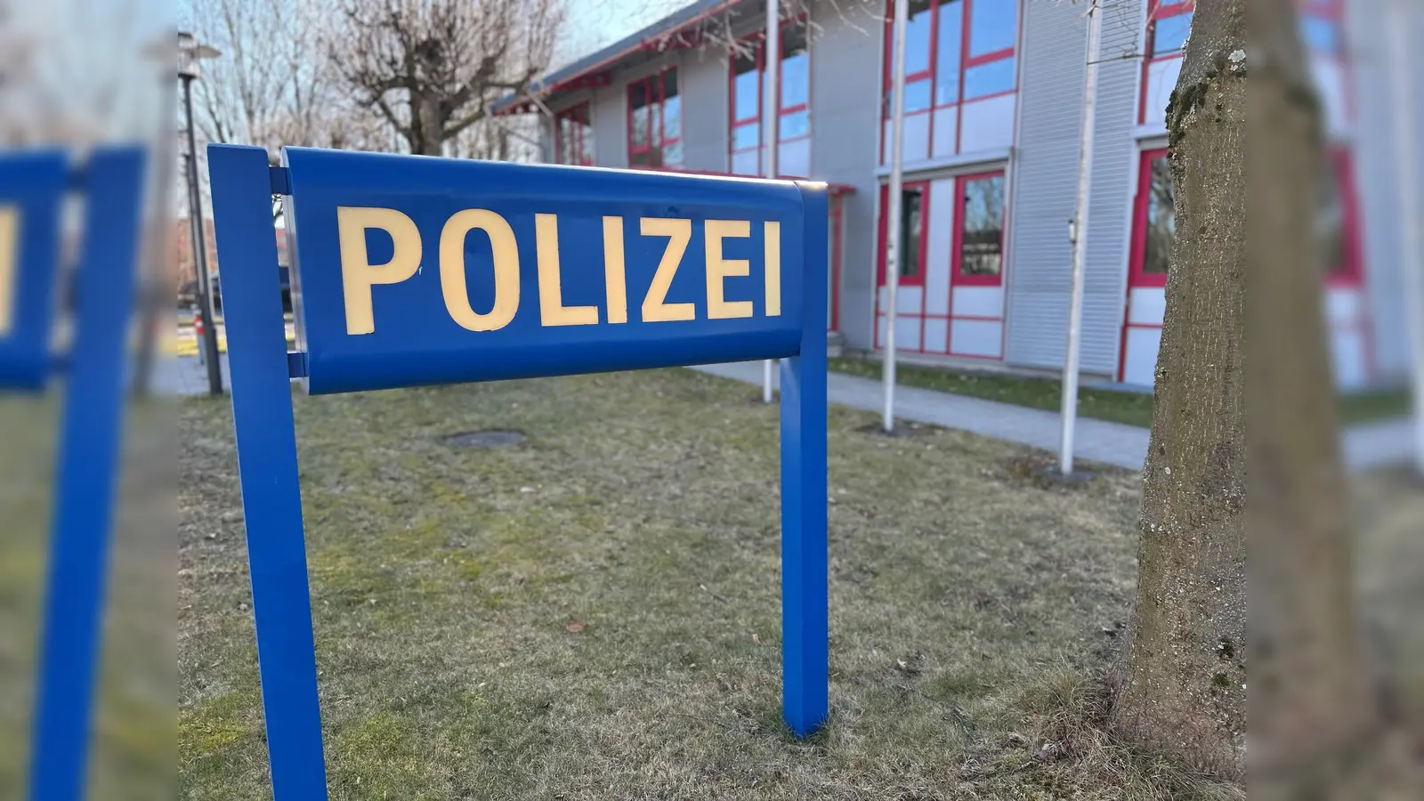 In Vohenstrauß hat ein bisher unbekannter Täter am Montagabend gegen 22.03 Uhr mehrere kleine Steine gegen die Fensterscheibe eines Wohn- und Geschäftsgebäudes in der Bahnhofstraße geworfen. Die Polizeiinspektion Vohenstrauß bittet um Hinweise (Archivbild: ck)