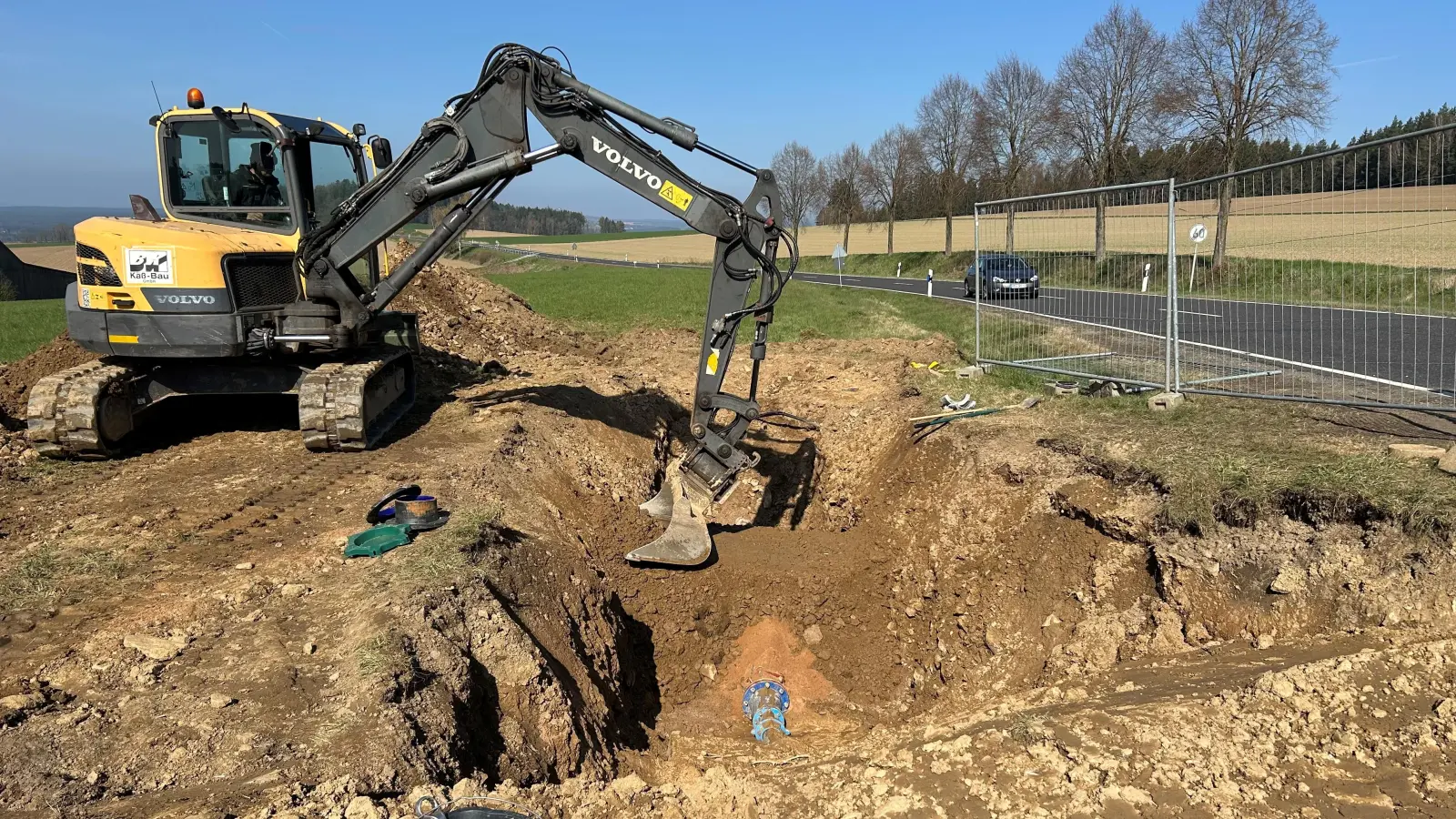 Noch immer arbeiten Fachfirmen am Theisseiler Leitungsnetz. Die Probennahme ist abgeschlossen. Ergebnisse könnten am Donnerstag, 17. April, vorliegen.  (Archivbild: ck)