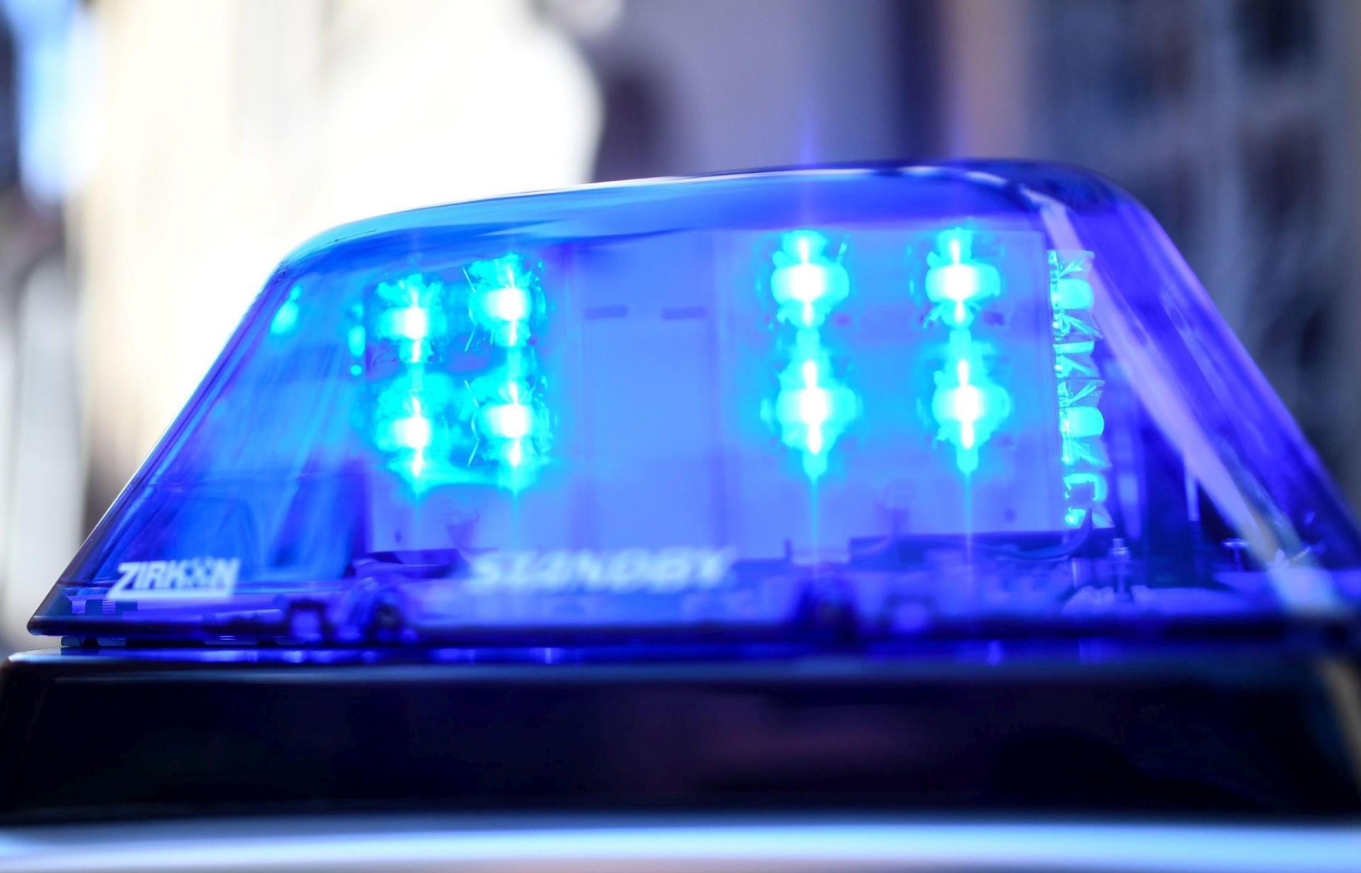 Nach einem Sexualdelikt in Regensburg am 2. Januar 2025 sucht die Polizei weiterhin nach zwei unbekannten Tätern.  (Symbolbild: Patrick Seeger/dpa)