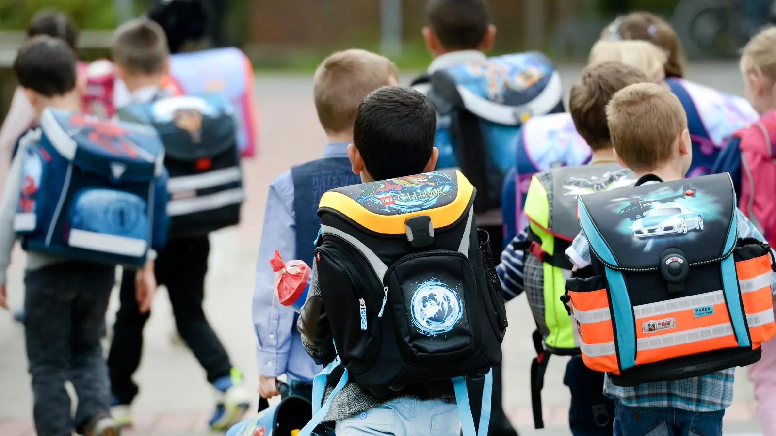 Die Polizei hat zu Beginn des neuen Schuljahres Autofahrer rund um Schulen im Blick und will damit für die Schüler und vor allem Schulanfänger die Verkehrssicherheit erhöhen. (Symbolbild:  Peter Steffen/dpa)