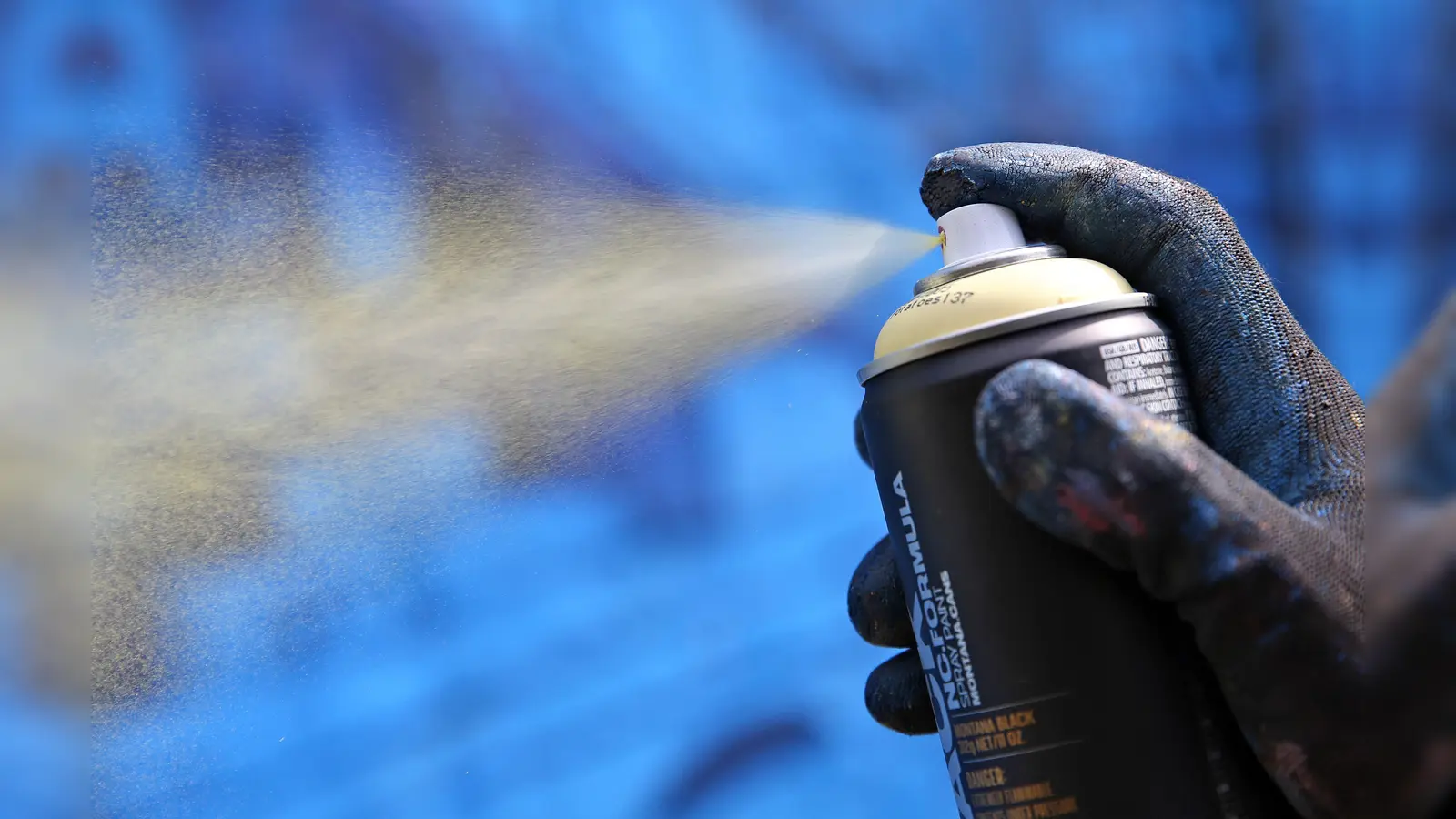 Ein Unbekannter hat in Eslarn eine Mauer besprüht. (Symbolbild: Jan Woitas)