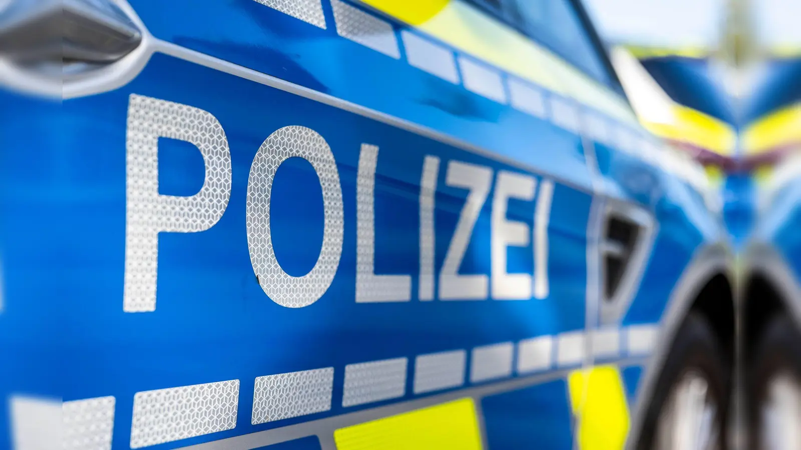 Wegen sexueller Belästigung und gefährlicher Körperverletzung ermittelt die Polizei gegen einen Zuwanderer. (Symbolbild: David Inderlied/dpa)