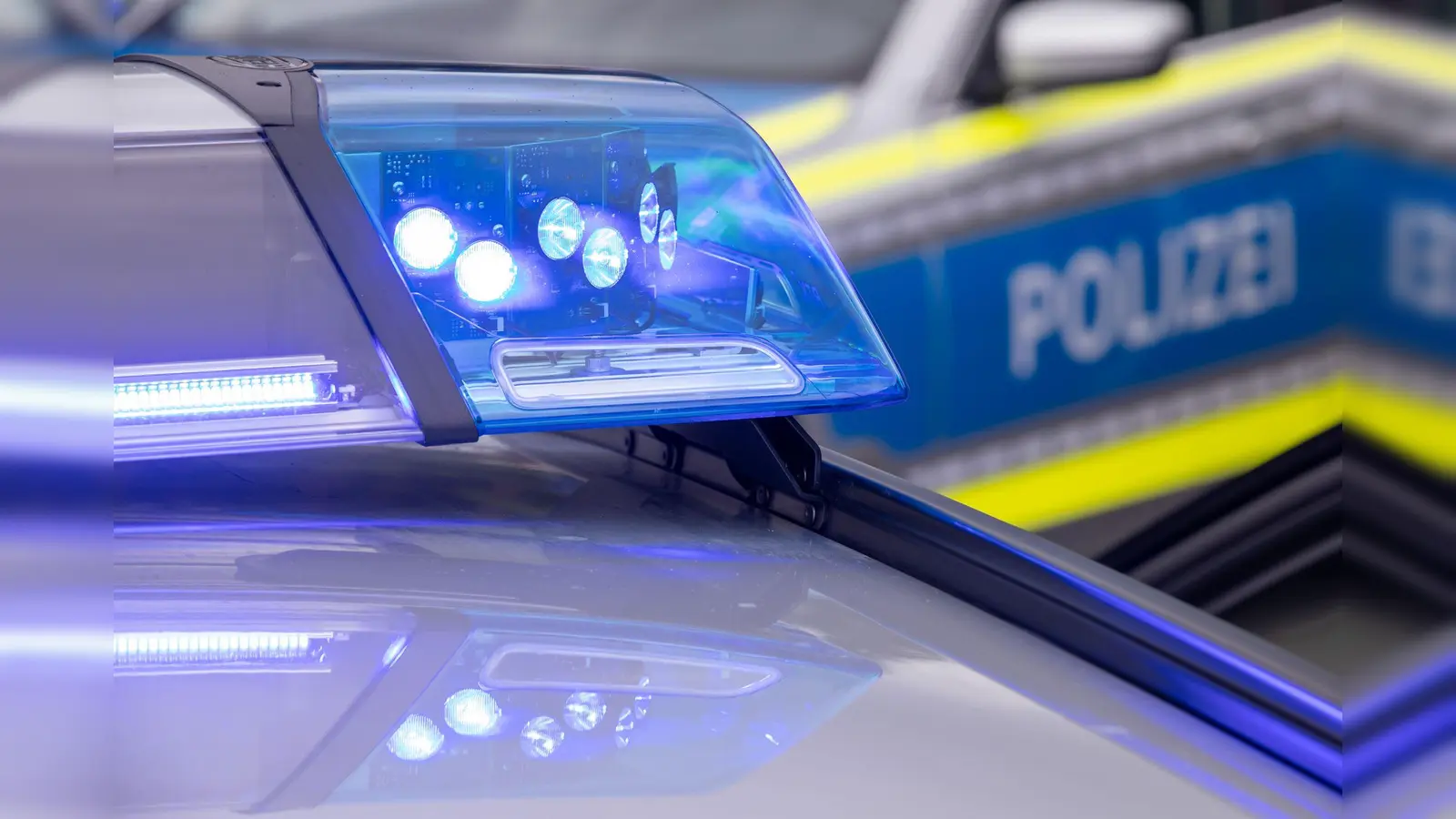 Die Polizei ermittelt nach Körperverletzungen beim Volksfest in Weiden. (Symbolbild: Daniel Karmann/dpa)
