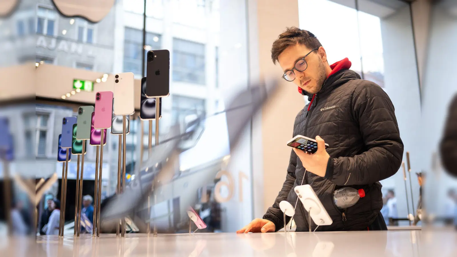 Smartphone-Käufer in Deutschland achten nach einer Bitkom-Studie immer stärker auf KI-Funktionen des Gerätes. (Bild: Sebastian Christoph Gollnow/dpa)