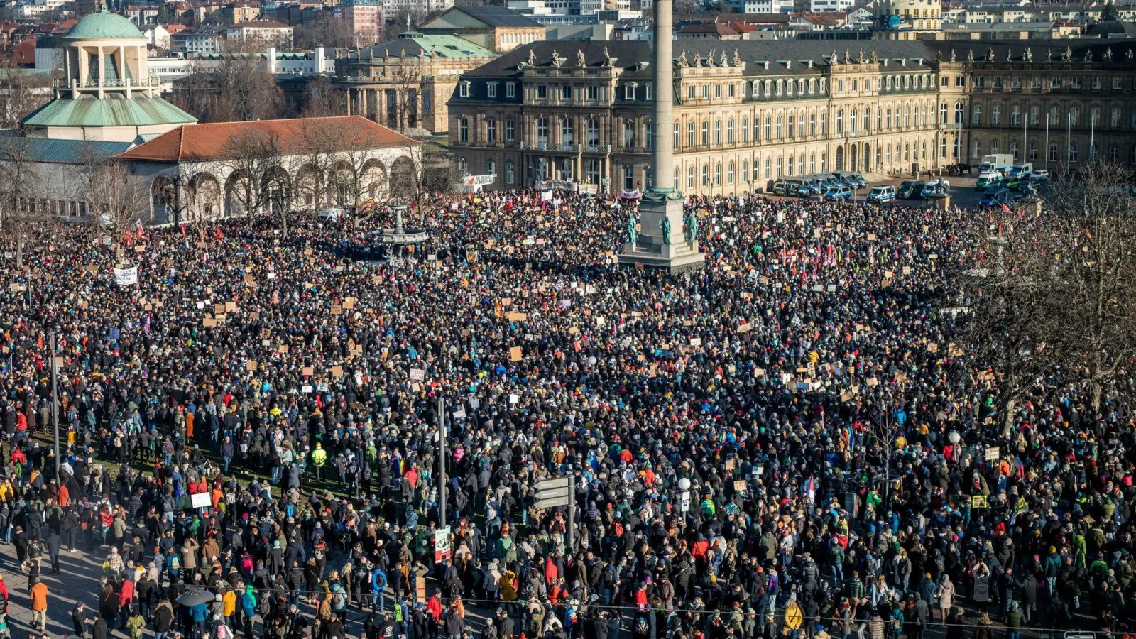 Der Stuttgarter Schlossplatz ist voller Demonstrantinnen und Demonstranten. (Bild: Christoph Schmidt/dpa)