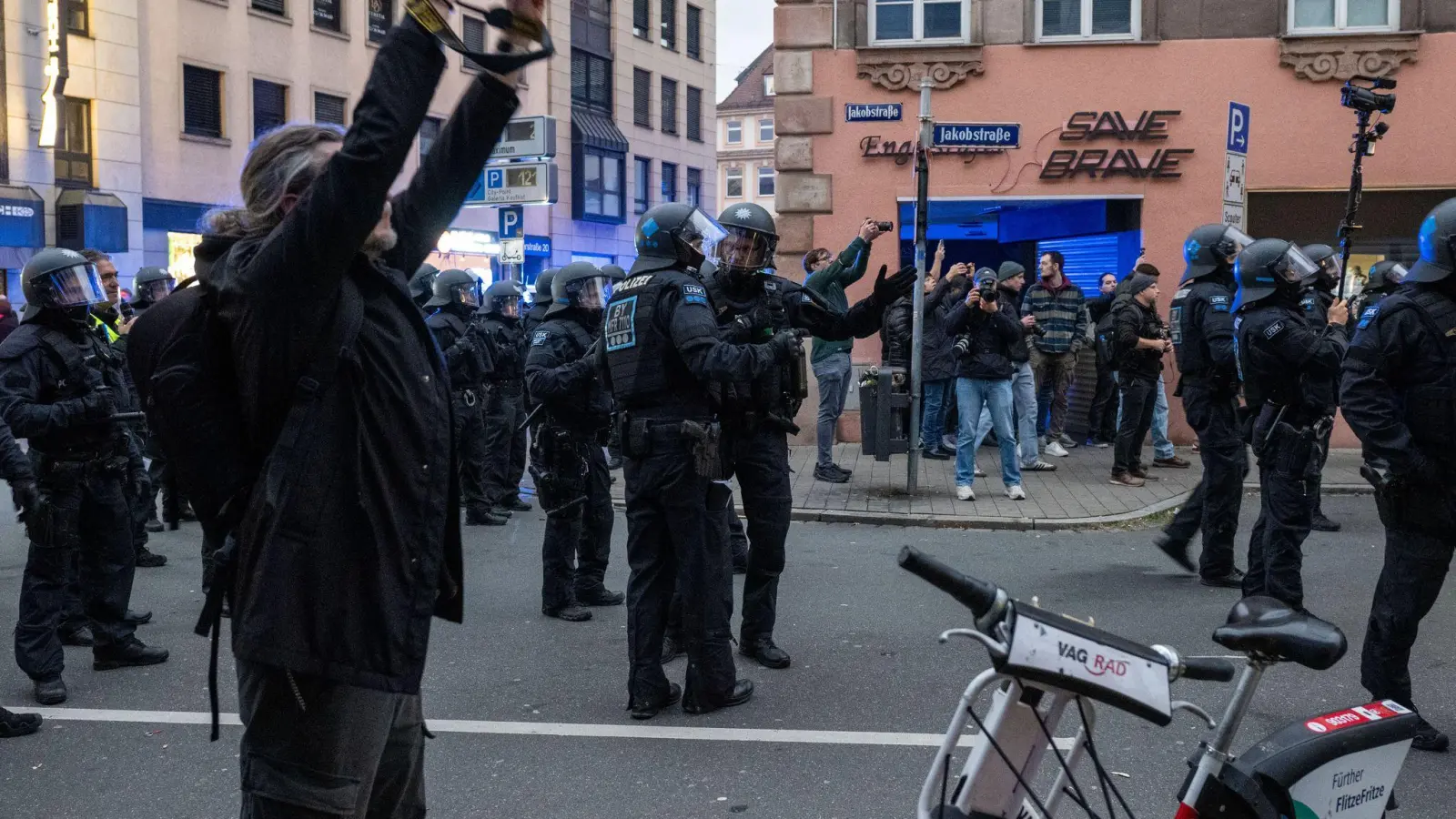 In Nürnberg sorgte eine Gruppe von Personen für einen Einsatz, die von der Polizei als gewaltbereit eingestuft wurde. (Bild: Pia Bayer/dpa)