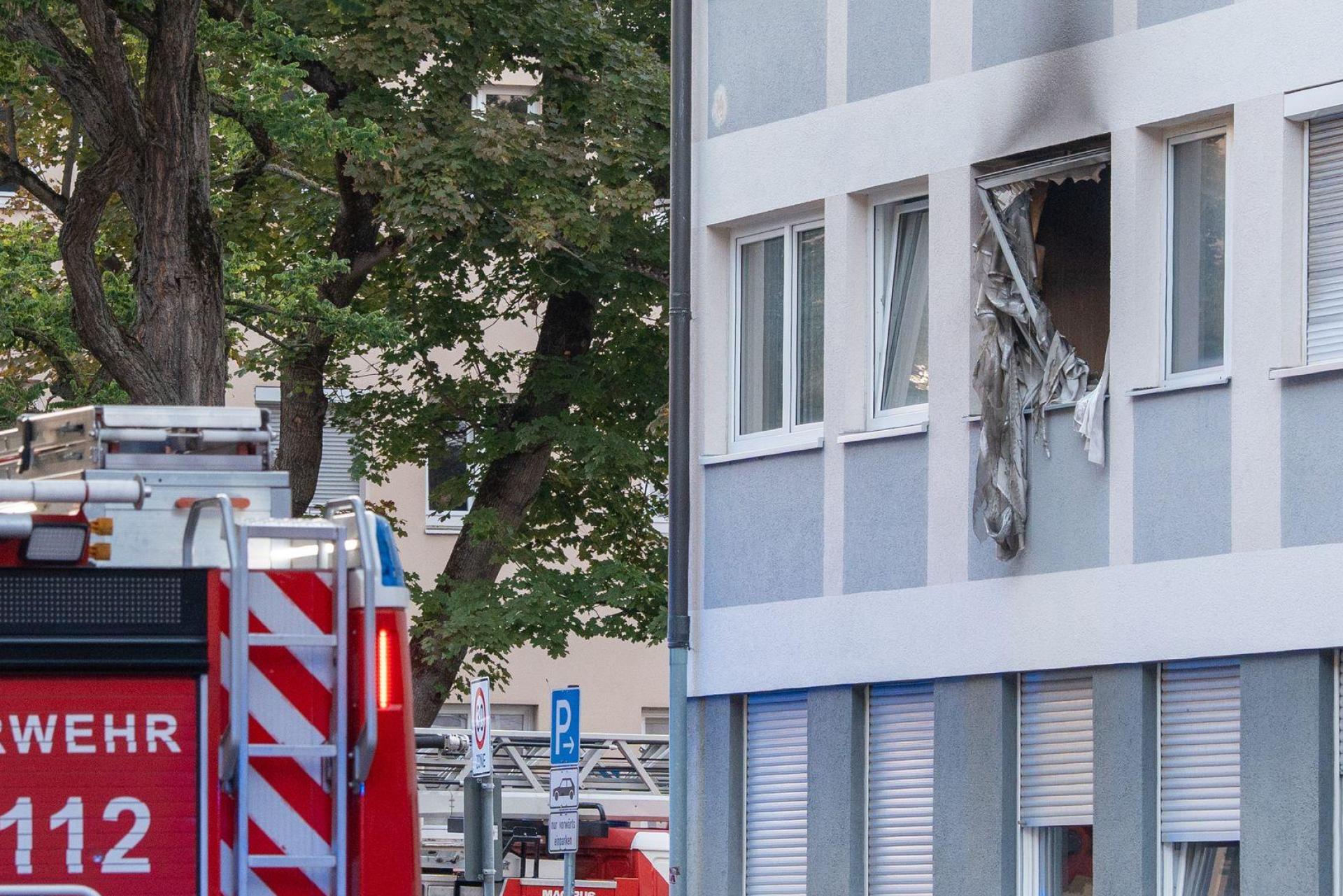Durch die Explosion ist ein Feuer entstanden, das von den Einsatzkräften der Feuerwehr schnell eingedämmt werden konnte. (Bild: Lars Haubner/NEWS5/dpa)