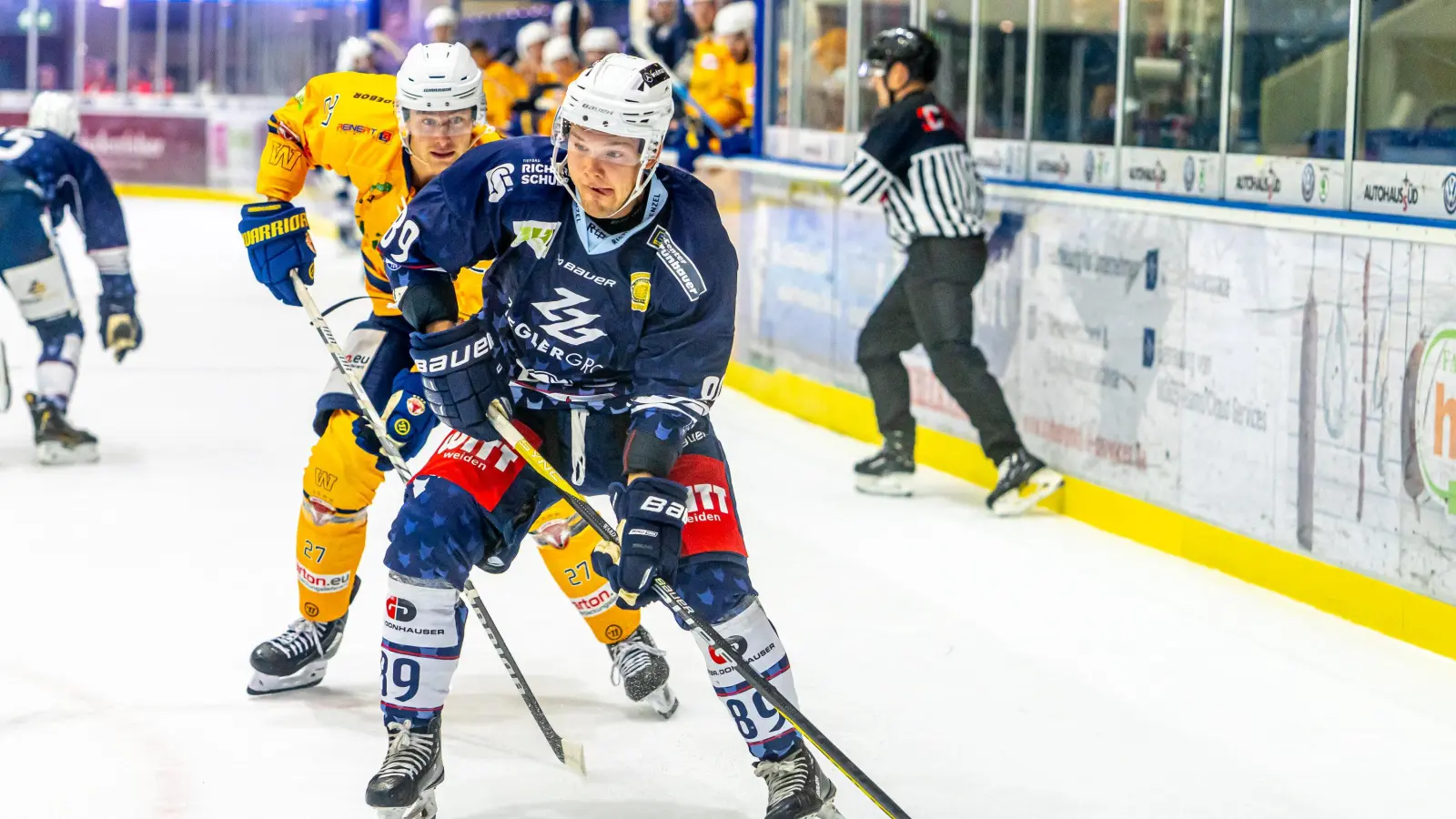 Tyler Ward (vorne) in einem Testspiel gegen die Lausitzer Füchse in der vergangenen Saison. In der anstehenden DEL2-Spielzeit geht es gegen die Sachsen um Punkte.  (Archivbild: Elke Englmaier/exb)