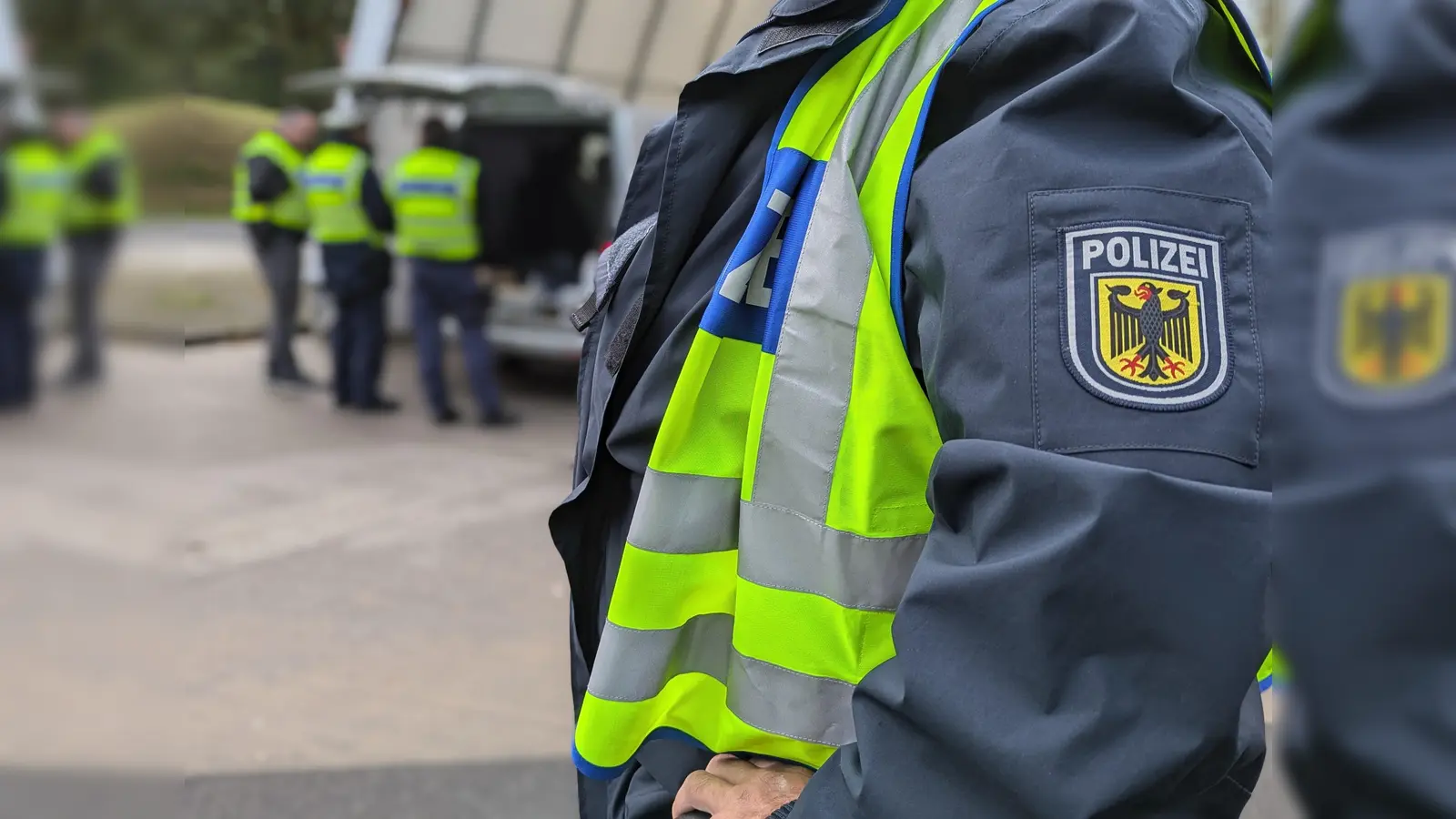 Zwei Männer schnappte die Bundespolizei Waidhaus auf der A6. Sie reisten unerlaubt nach Deutschland ein. (Symbolbild: Bundespolizei)