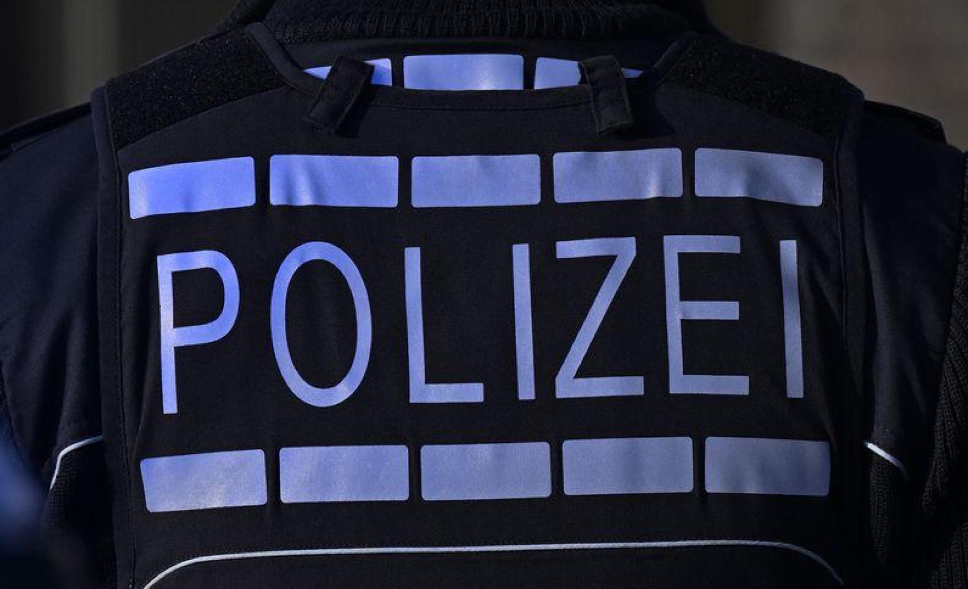 Die Polizei sucht einen jungen Mann, der am Bahnhof in Cham zwei Mädchen sexuell belästigt haben soll. (Symbolbild: Bernd Weißbrod/dpa)
