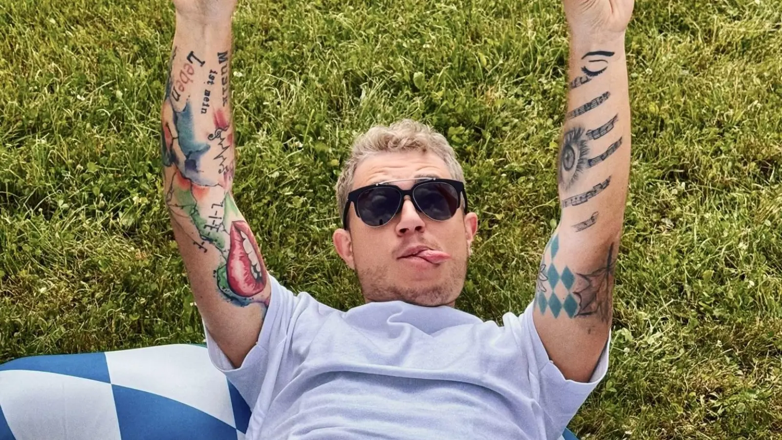 Bayerische Tattoos, weiß-blaue Badehose und ein Grinsen im Gesicht: Das ist Max Weidner. (Bild: Kevin Lauderlein)