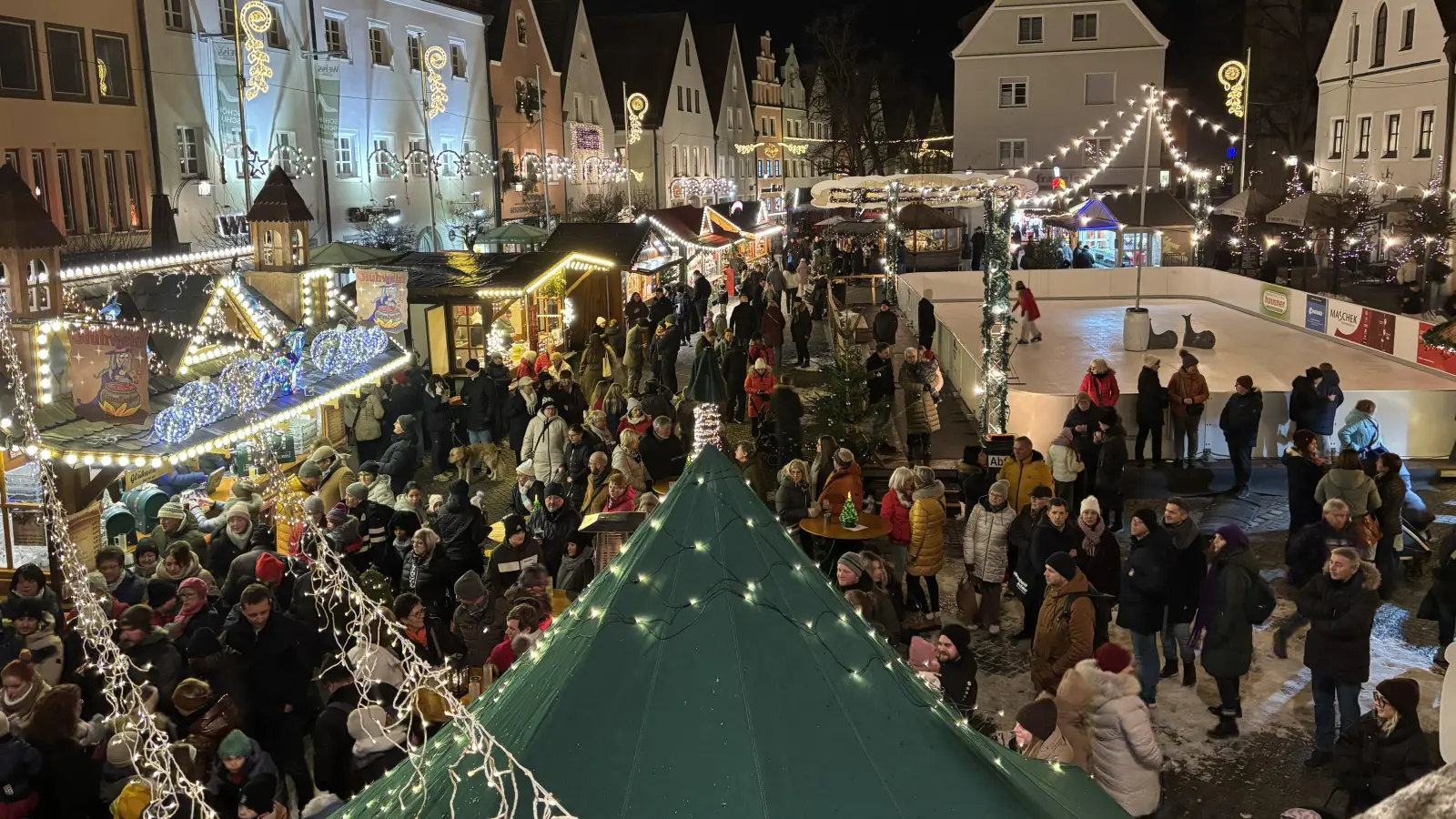 Großer Andrang zur Eröffnung des Christkindlmarkts in Weiden. (Bild: mcl)