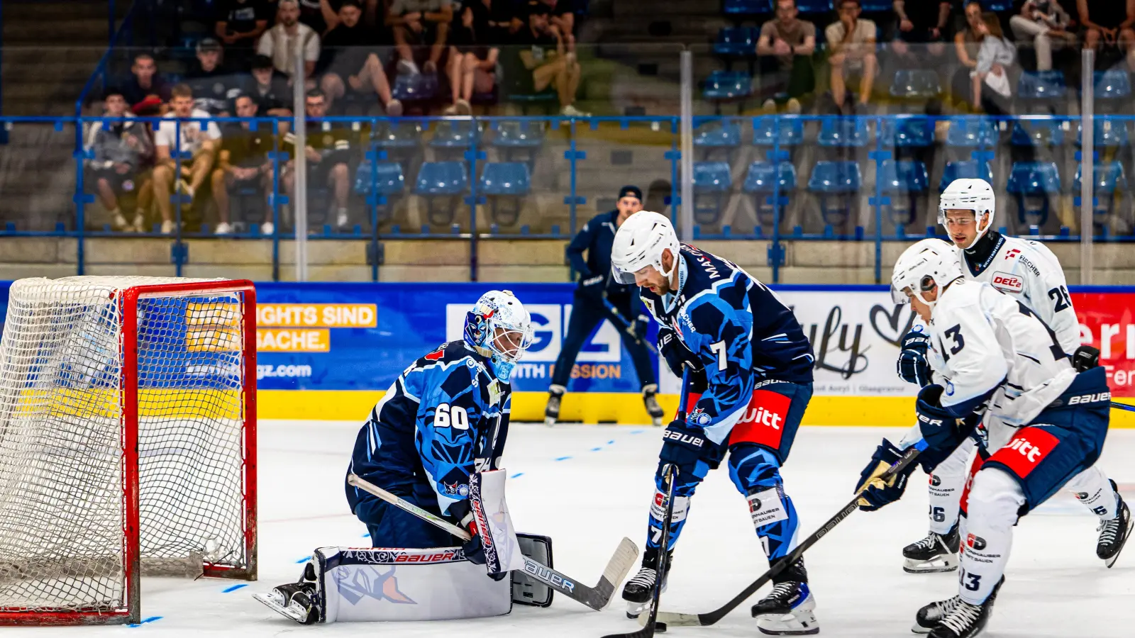 Luca Gläser (Mitte) macht in der Vorbereitung da weiter, wo er letzte Saison aufgehört hat. Beim 6:2-Auswärtssieg der Devils gegen die Piráti Chomutov traf der Stürmer gleich dreimal.  (Bild: Elke Englmaier)