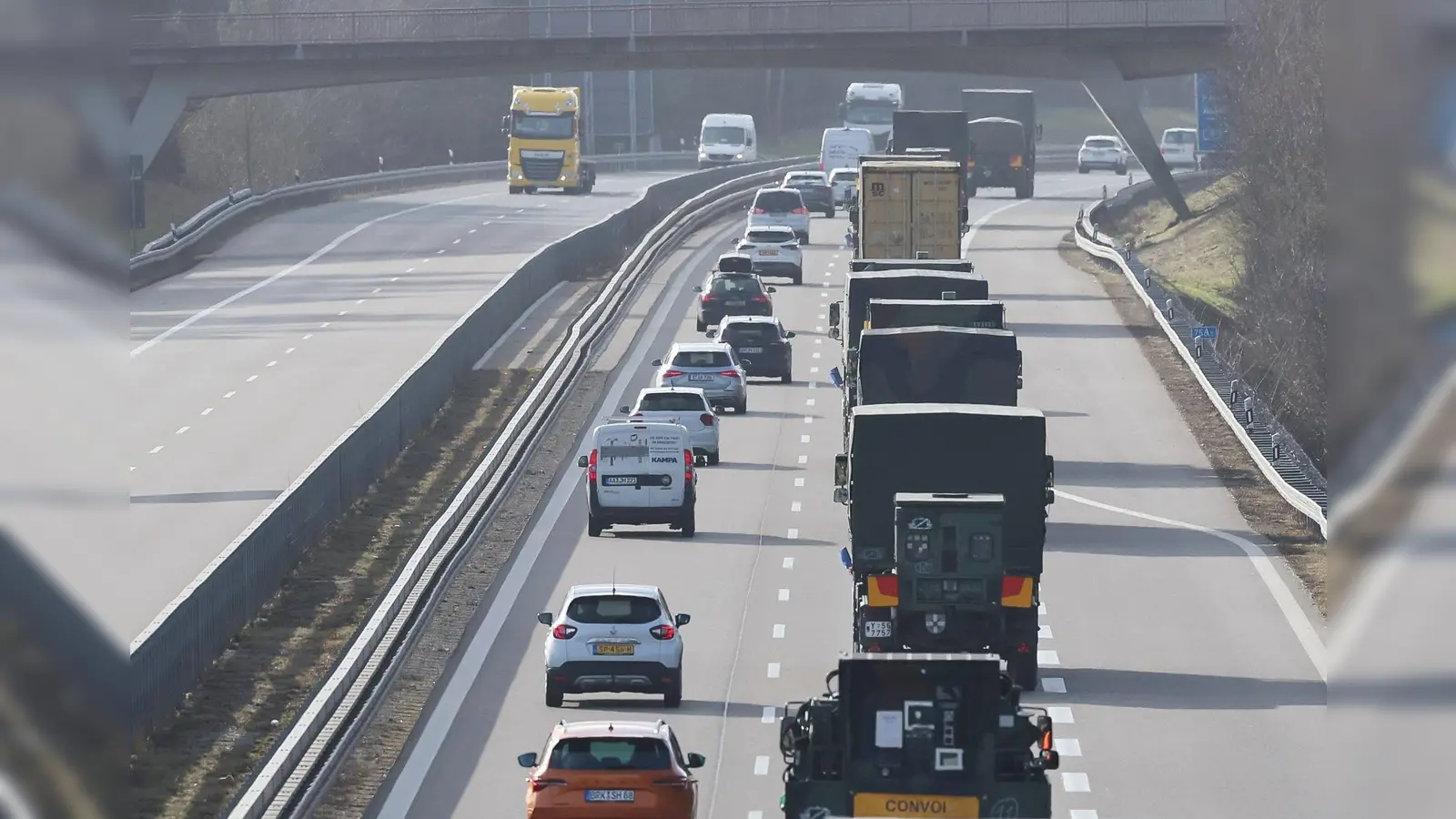 Bundeswehrfahrzeuge sind derzeit verstärkt rund um Weiden unterwegs. (Symbolbild: Daniel Löb, dpa)