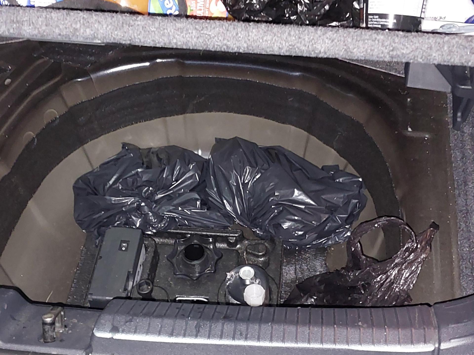 230 in Deutschland verbotene Böller hatten drei junge Männer am Wochenende in der Reserveradmulde eines Autos versteckt. (Bild: Bundespolizei/exb)