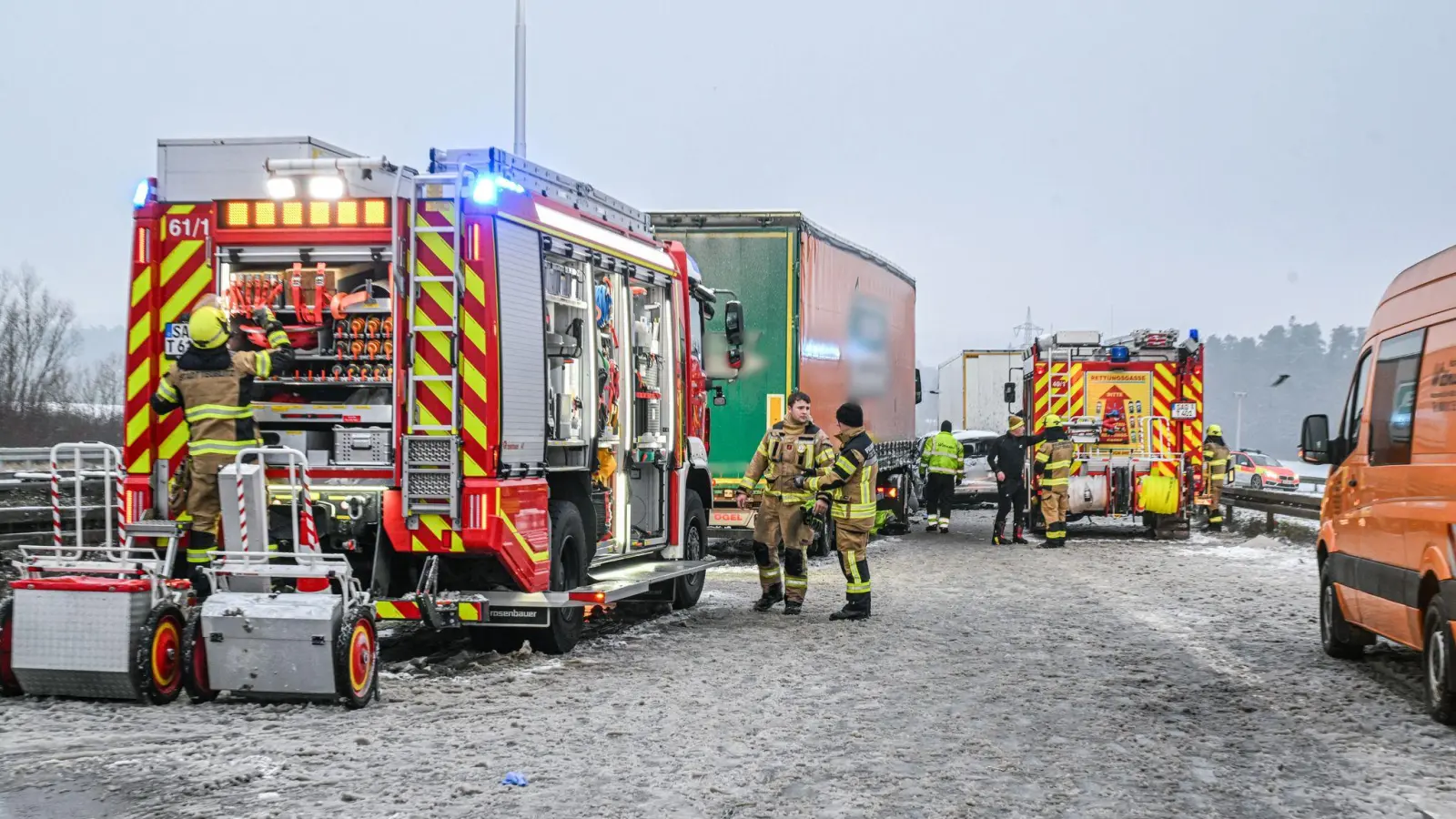 Rettungskräfte sind nach einem Unfall auf der Autobahn 93 im Einsatz. Bei dem Zusammenstoß starben mindestens drei Menschen. (Bild: Jason Tschepljakow/dpa)