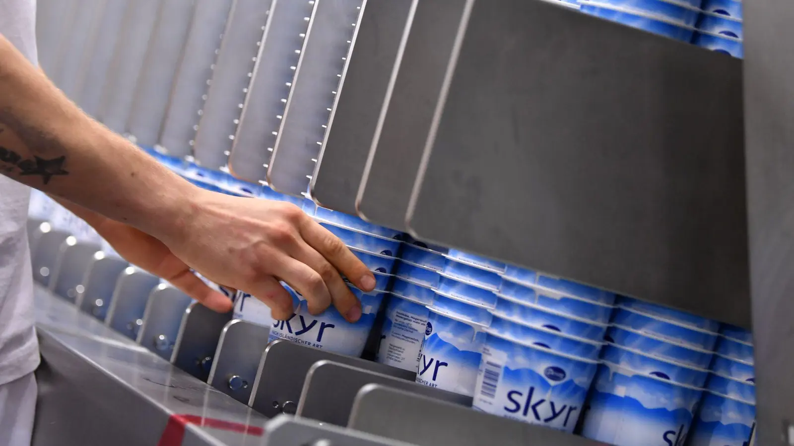 Skyr ist vom Geschmack her ähnlich wie Joghurt und Quark. (Bild: Martin Schutt/zb/dpa)