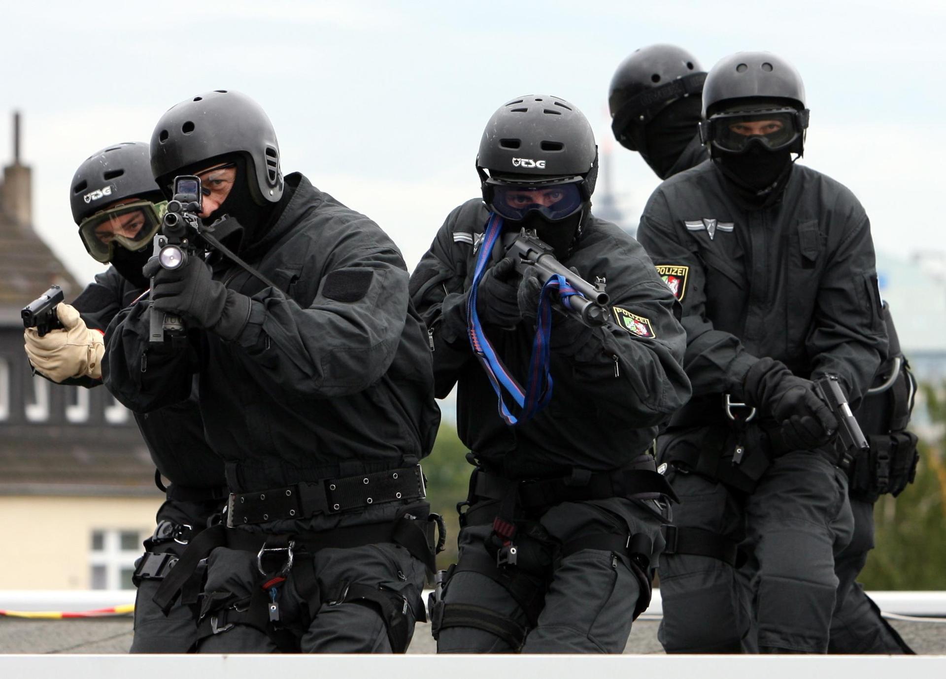 Wegen einer „Bedrohungslage mittels Schusswaffe” rückte in Regenstauf (Landkreis Regensburg) auch das Sondereinsatzkommando (SEK) an.  (Symbolbild:  Franz-Peter Tschauner/dpa)