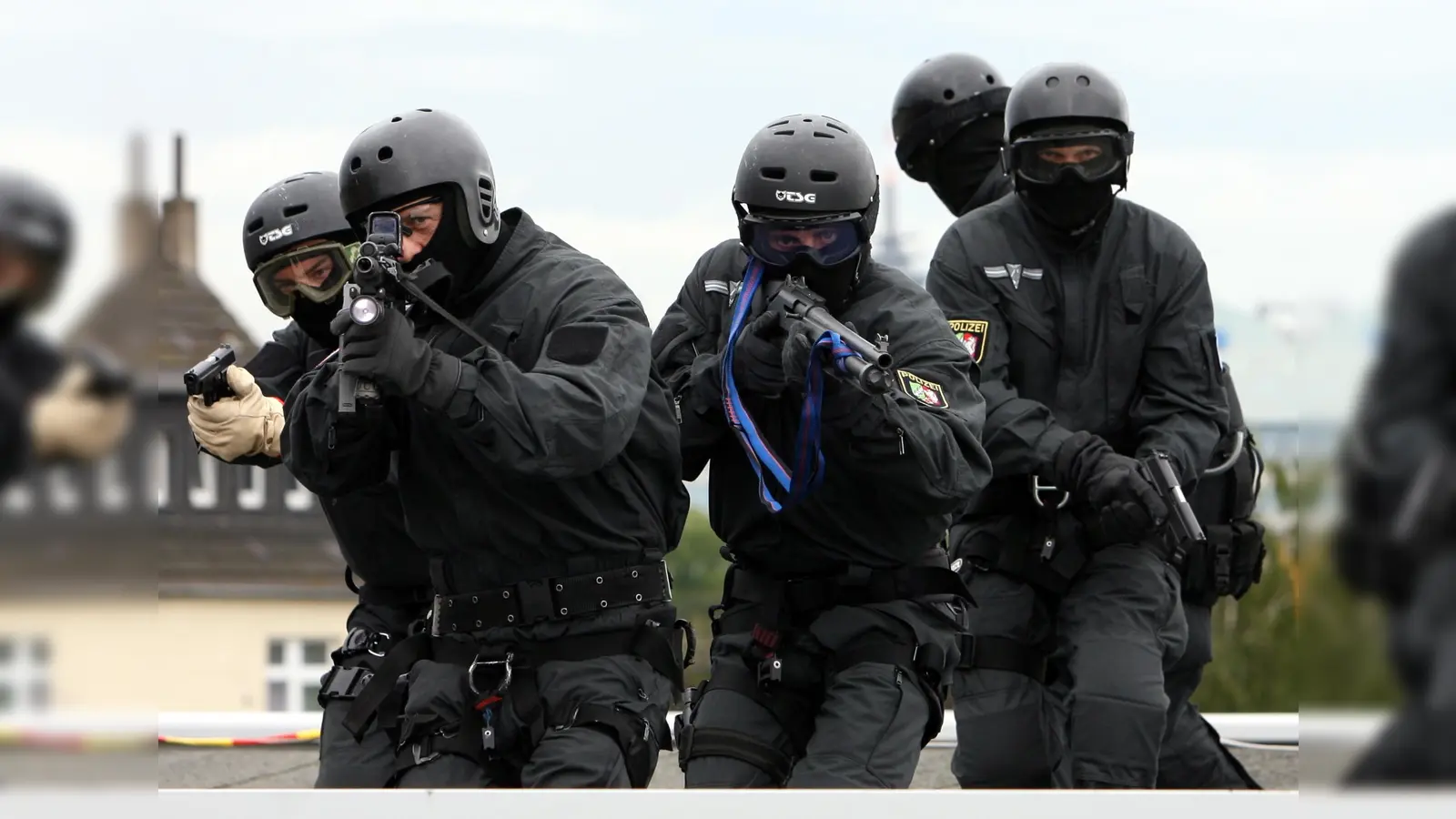 Wegen einer „Bedrohungslage mittels Schusswaffe” rückte in Regenstauf (Landkreis Regensburg) auch das Sondereinsatzkommando (SEK) an.  (Symbolbild:  Franz-Peter Tschauner/dpa)