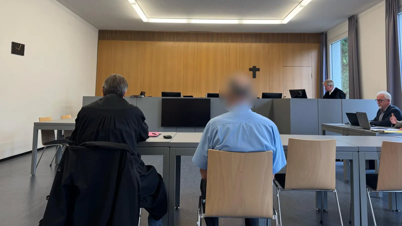 Ein 68-jähriger Busfahrer muss sich vor dem Schöffengericht am Amtsgericht Weiden verantworten. Er fuhr den Bus, der am 29. August 2025 an der Autobahnausfahrt Weiden-Frauenricht verunglückte. 23 Personen wurden verletzt.  (Bild: Stefanie Tretter)