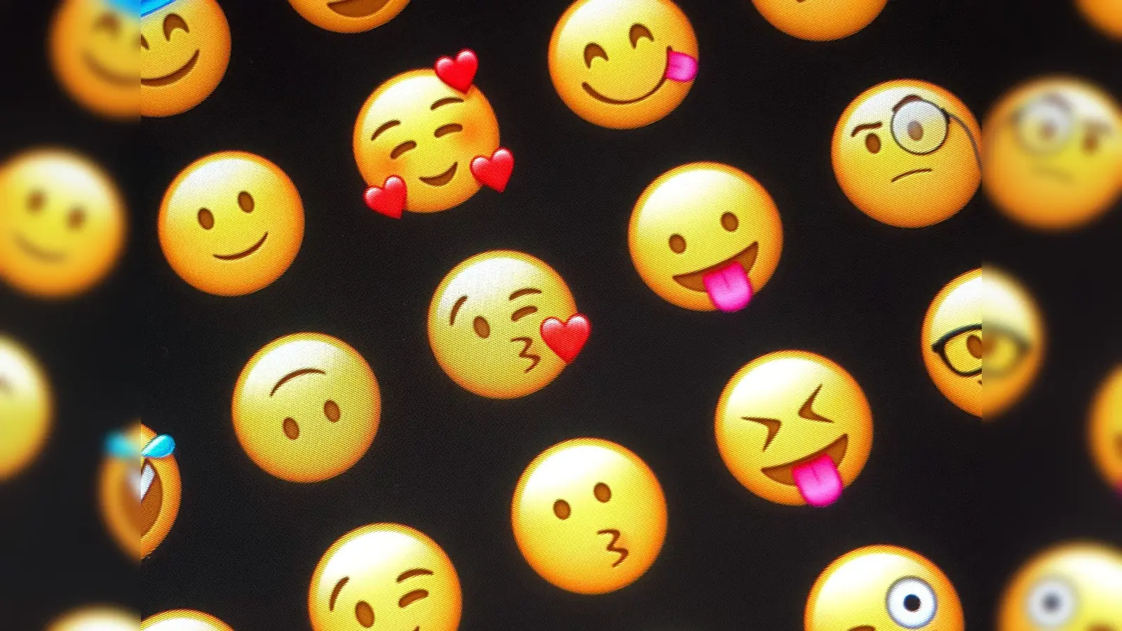 Fülle von Möglichkeiten: Emojis auf einem Smartphone (Archivbild) (Bild: Jörg Carstensen/dpa)