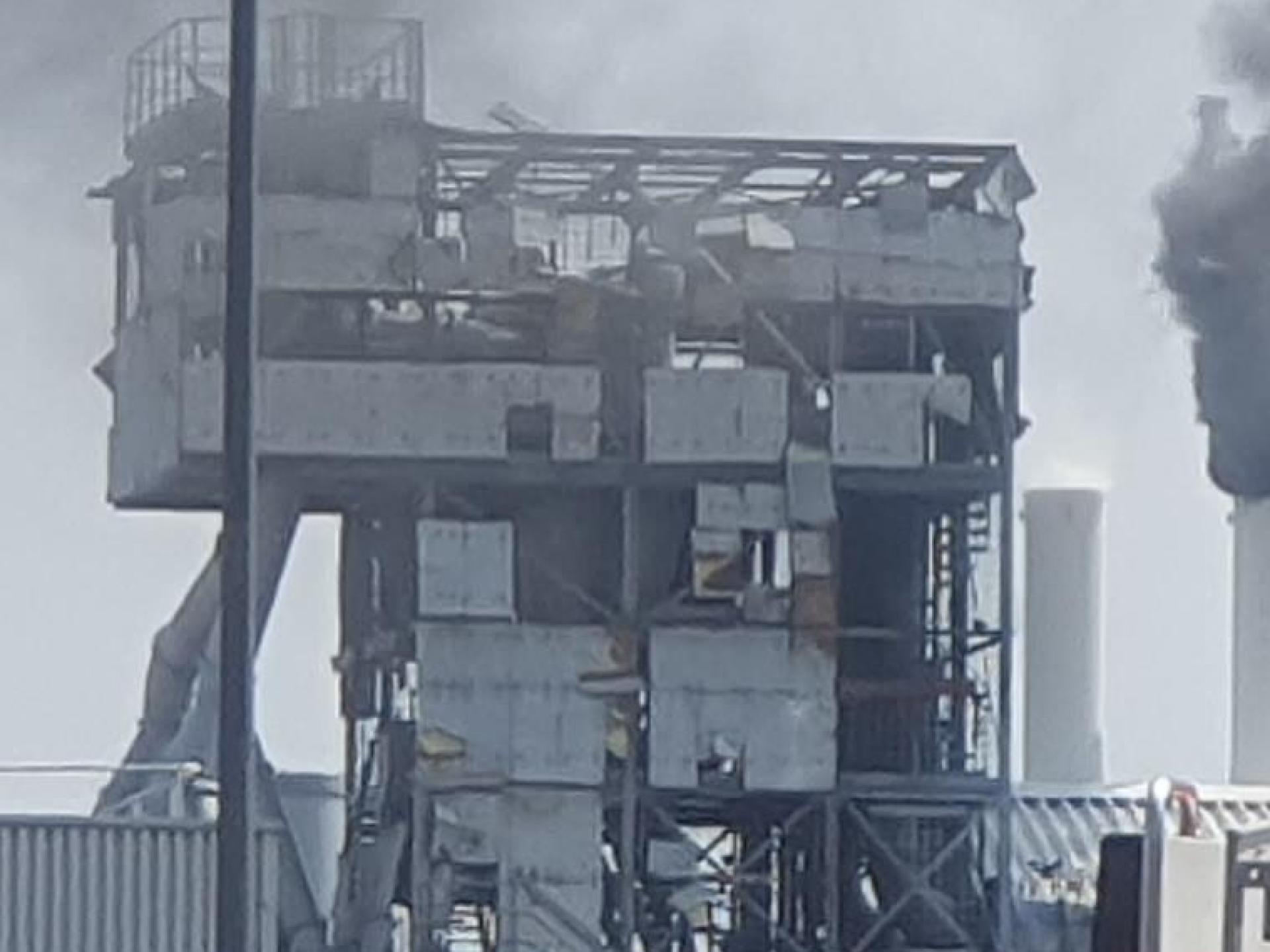 Auf dem Gelände eines Unternehmens in Wackersdorf ist am Samstagvormittag ein Feuer ausgebrochen. (Bild: Hösamer)