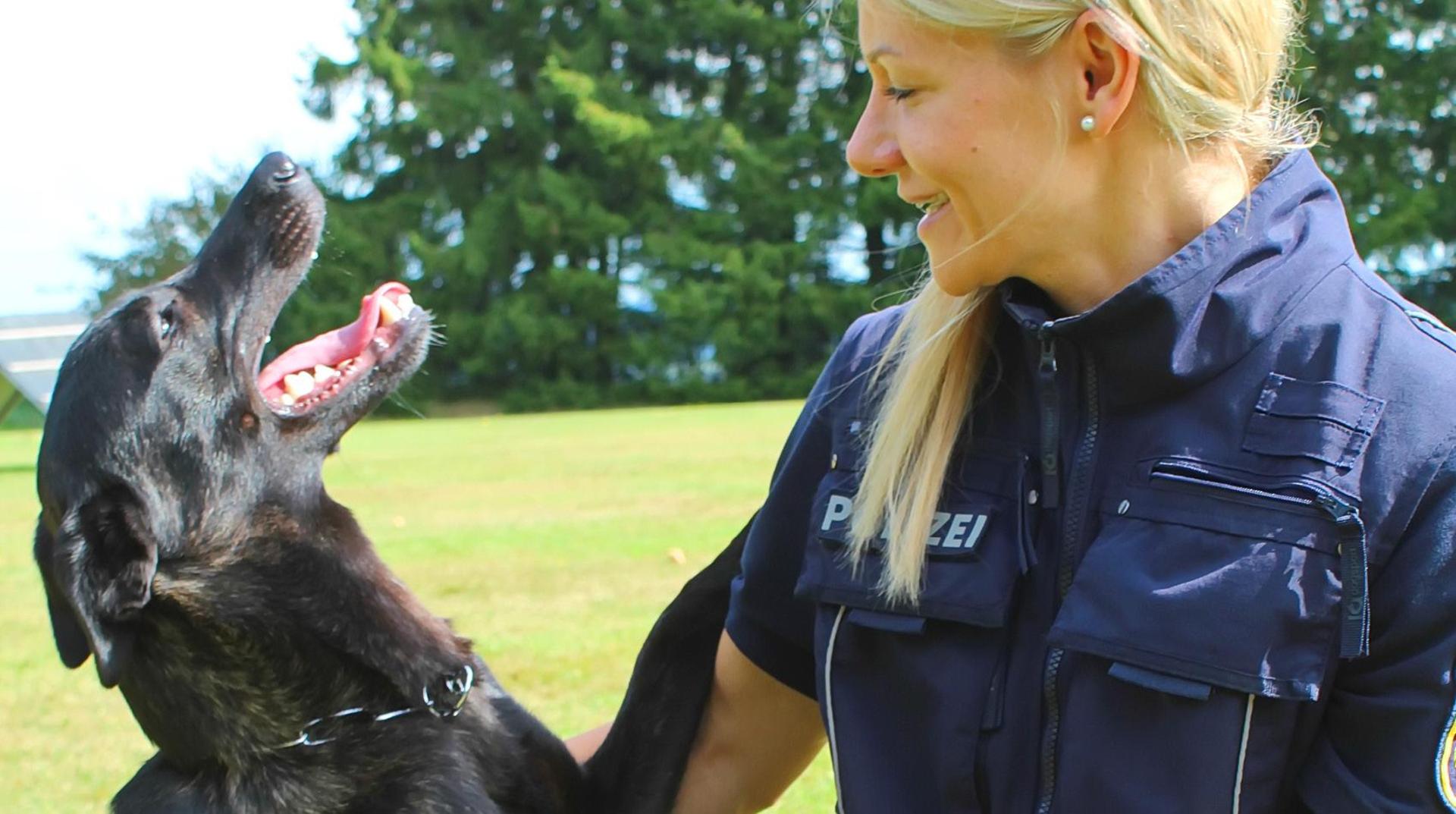Ein echtes Team: Polizeihündin Jula mit ihrer Hundeführerin Stephanie Stilp. (Bild: Evi Wagner)