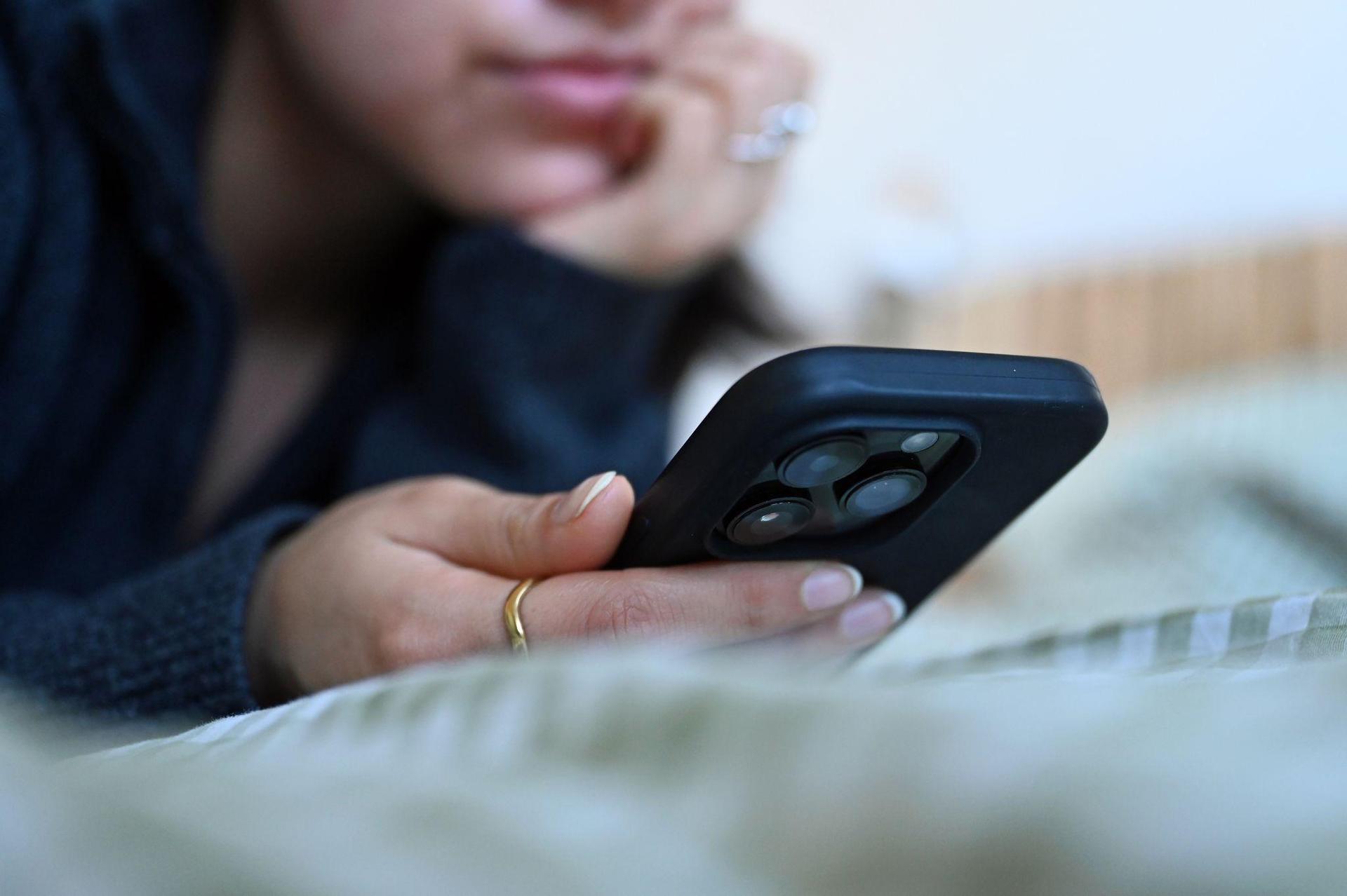 Auch in Großbritannien wird über ein Social-Media-Verbot diskutiert. (Archivfoto) (Bild: Elisa Schu/dpa)