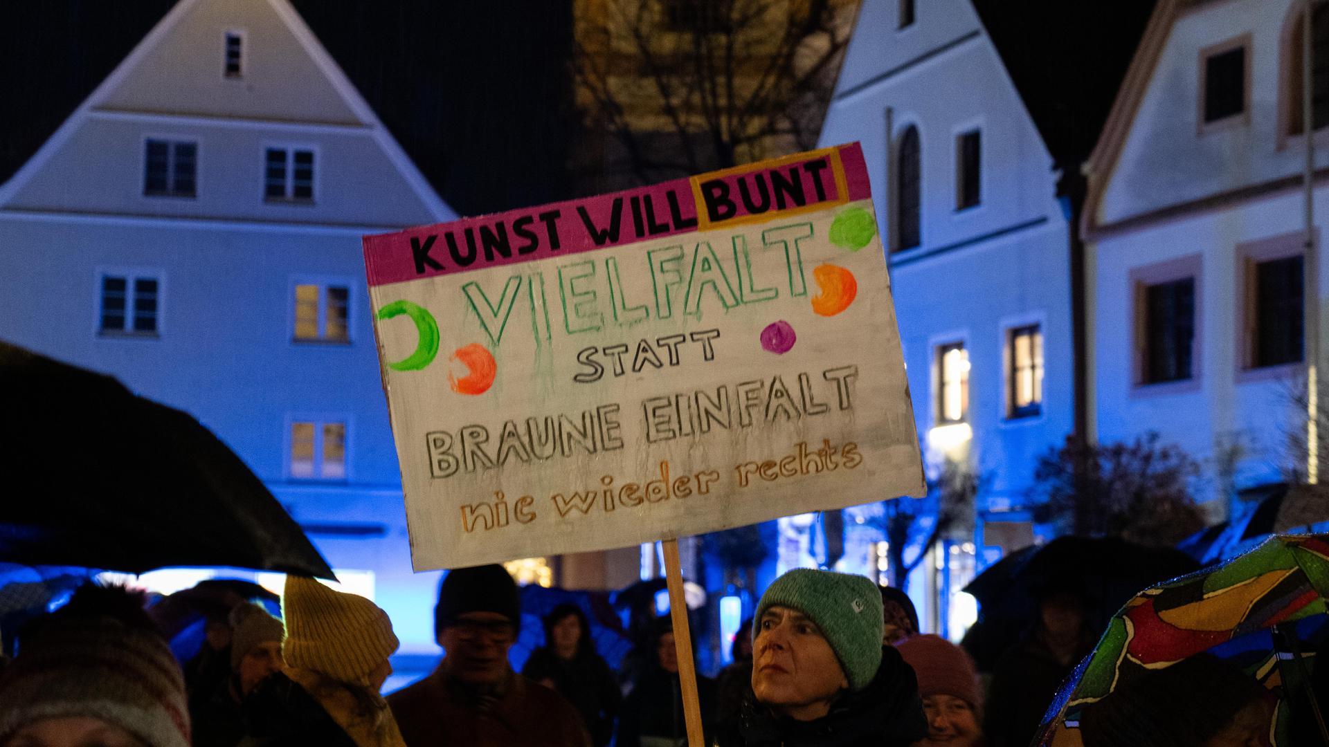 Bei der Demo gegen Rechts haben sich tausende Menschen zu einem Protestmarsch durch Weiden versammelt. (Bild: knz)