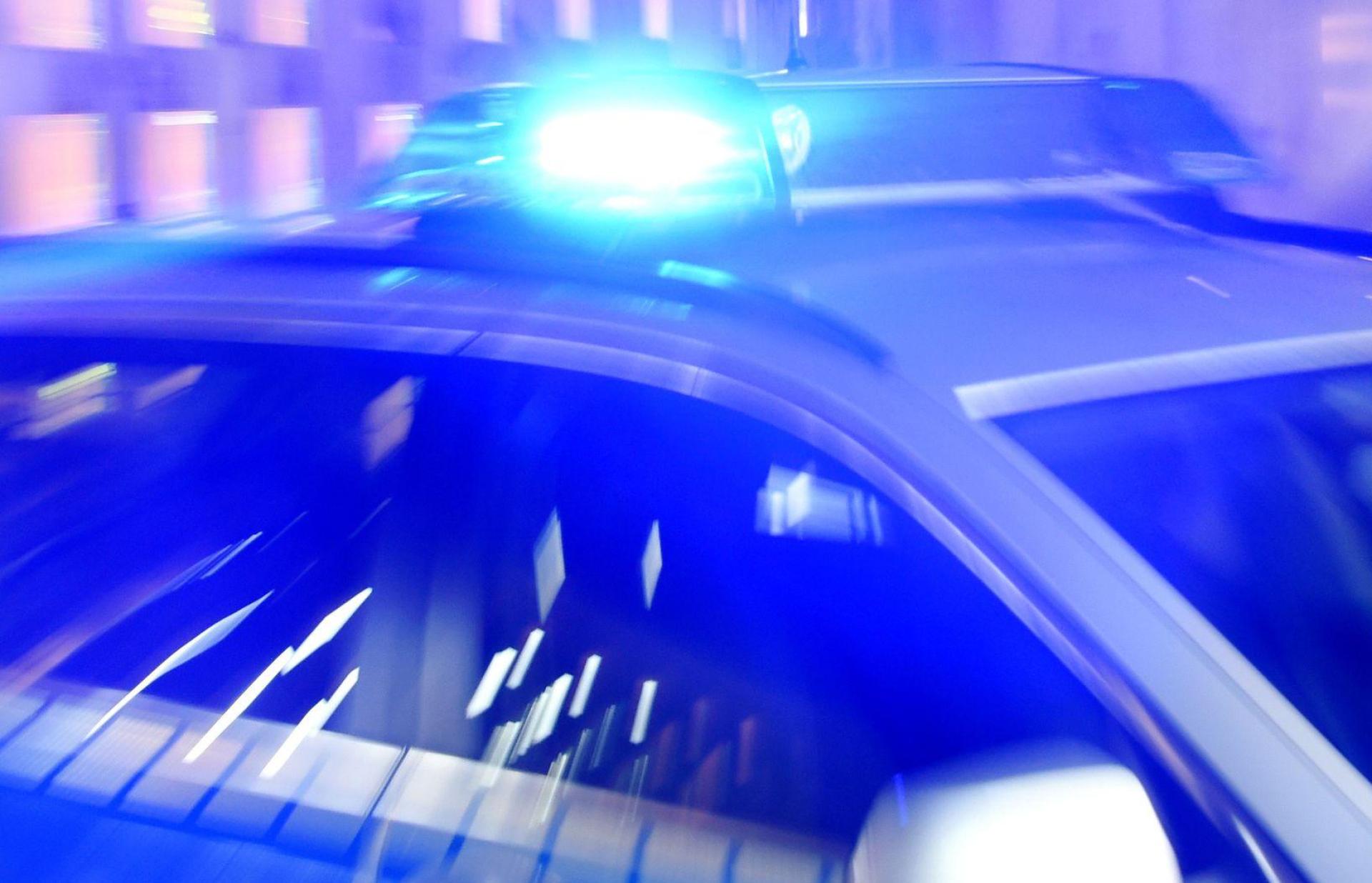 Ein 52 Jahre alter Fahrer prallt mit seinem Auto gegen einen Baum und stirbt. (Symbolbild: Carsten Rehder/dpa)