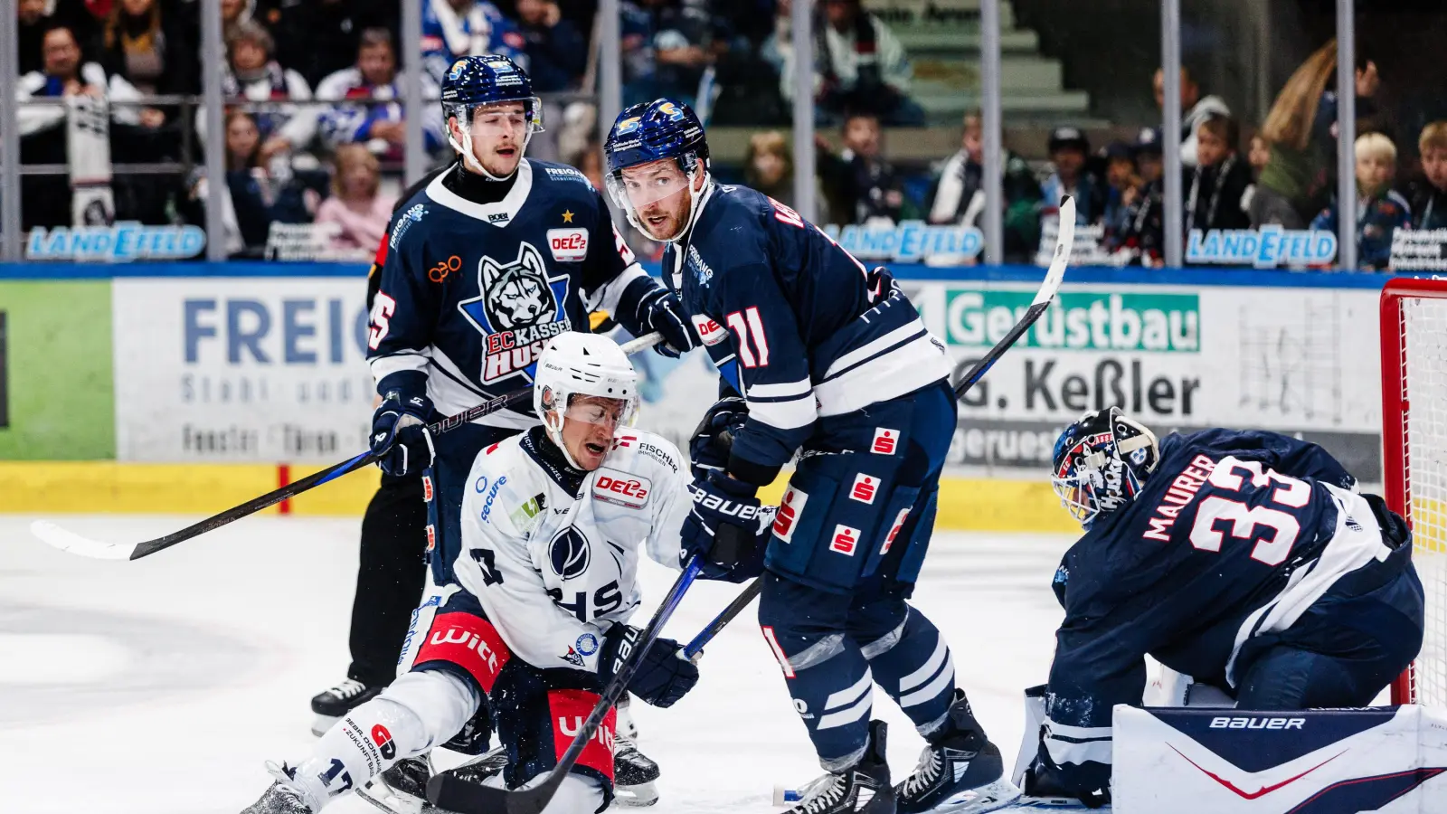 Zach Tsekos (weißes Trikot) und die Blue Devils Weiden unterlagen am Sonntagabend mit 2:5 bei den Kassel Huskies. (Bild: JMD Photographie)
