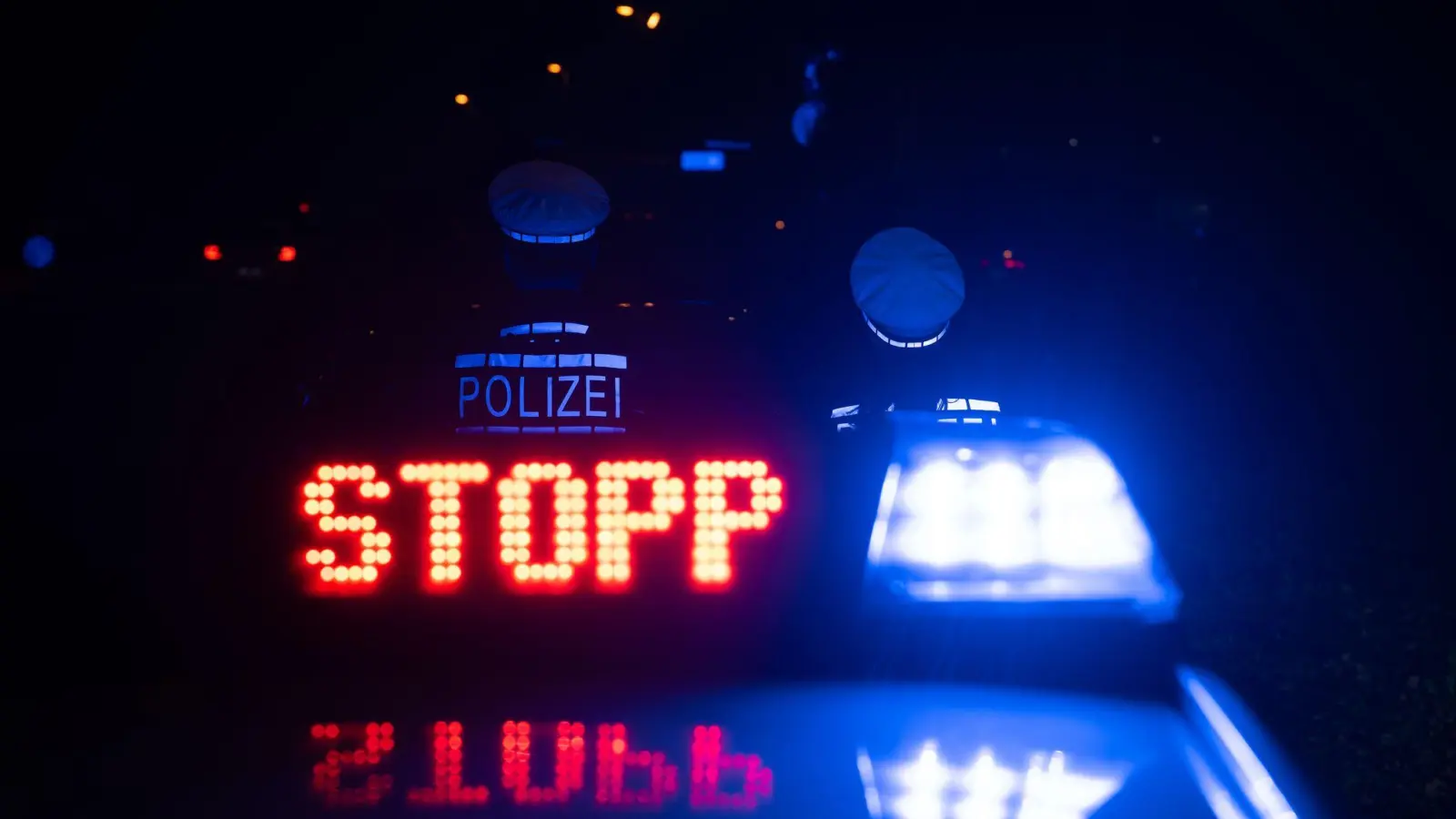 Bei einer Kontrolle auf der A 6 wurden verbotene Waffen in einem französischen Pkw entdeckt. Der Mitfahrer erhielt Anzeigen. (Bild: Marijan Murat/dpa)