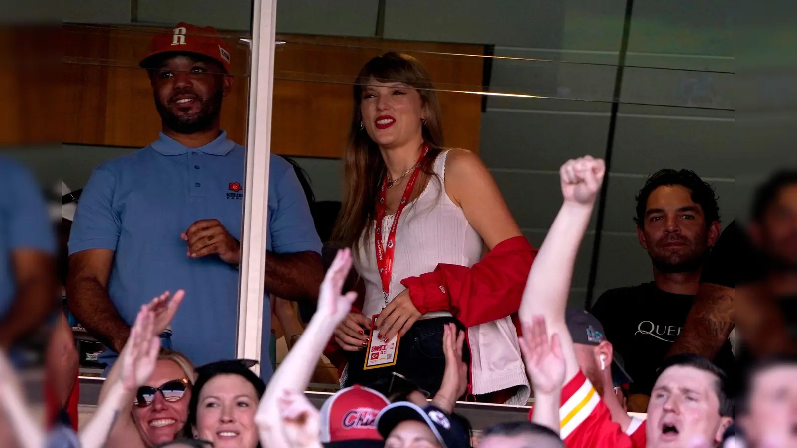 Ist Taylor Swift Fan der der Kansas City Chiefs oder von NFL-Spieler Travis Kelce? (Bild: Ed Zurga/AP/dpa)