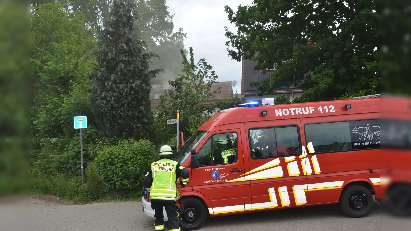 Starke Rauchentwicklung in einem Nebengebäude in Altenstadt bei Vohenstrauß führte zu einem Großeinsatz der Feuerwehr.  (Bild: Elisabeth Dobmayer)