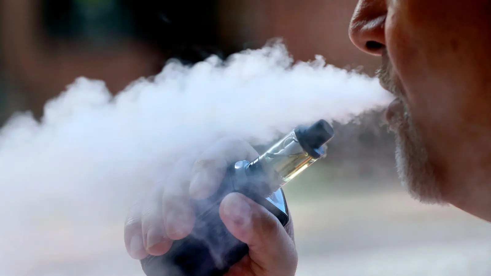 Bei E-Zigaretten sind bei Jugendlichen vor allem Einweg-Varianten beliebt (Bild: Robert F. Bukaty/AP/dpa)