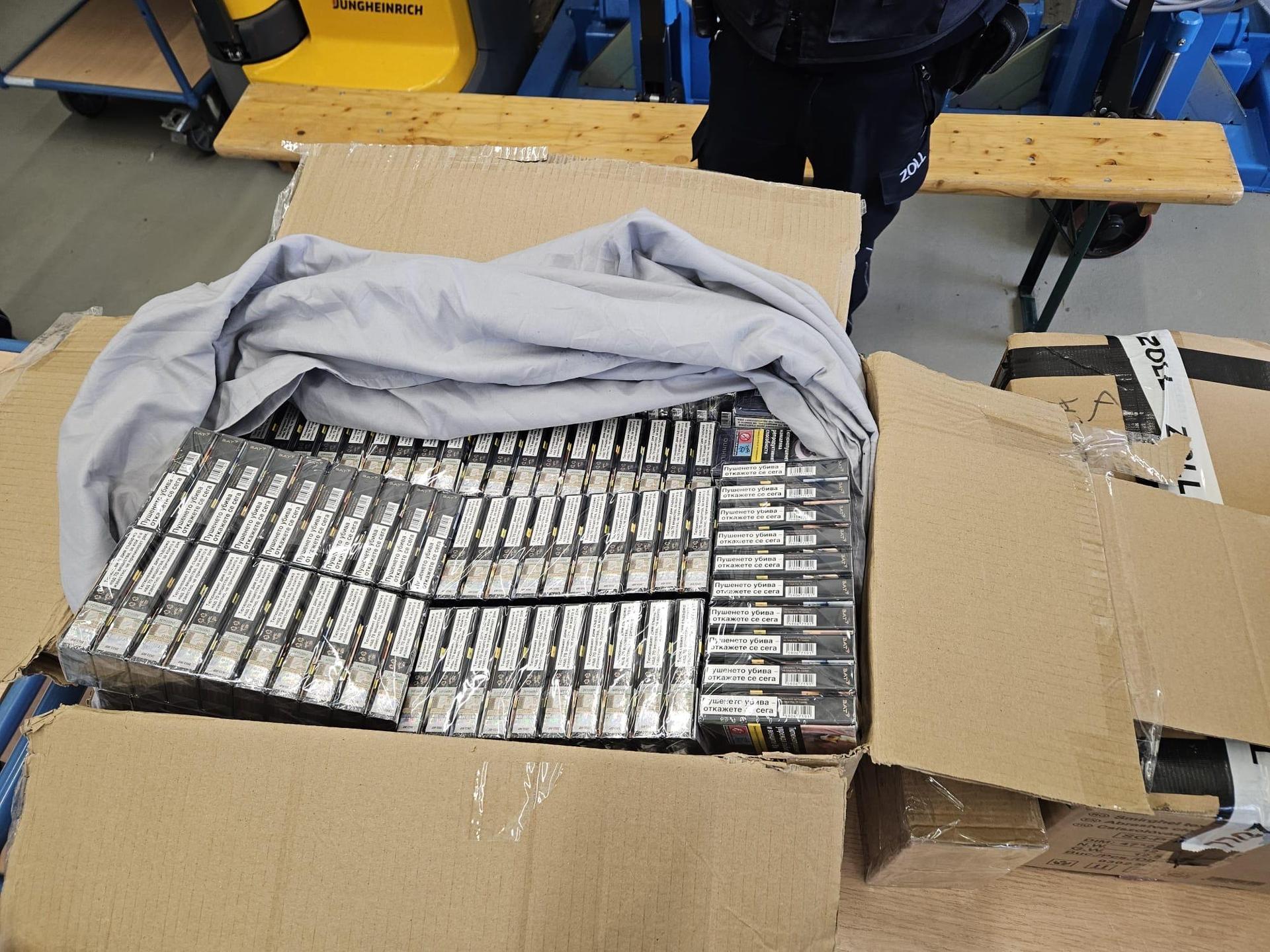 Der Zoll in Waidhaus stellt fast 20.000 Zigaretten bei einer Kontrolle auf der A6 sicher. (Bild: Hauptzollamt Regensburg)