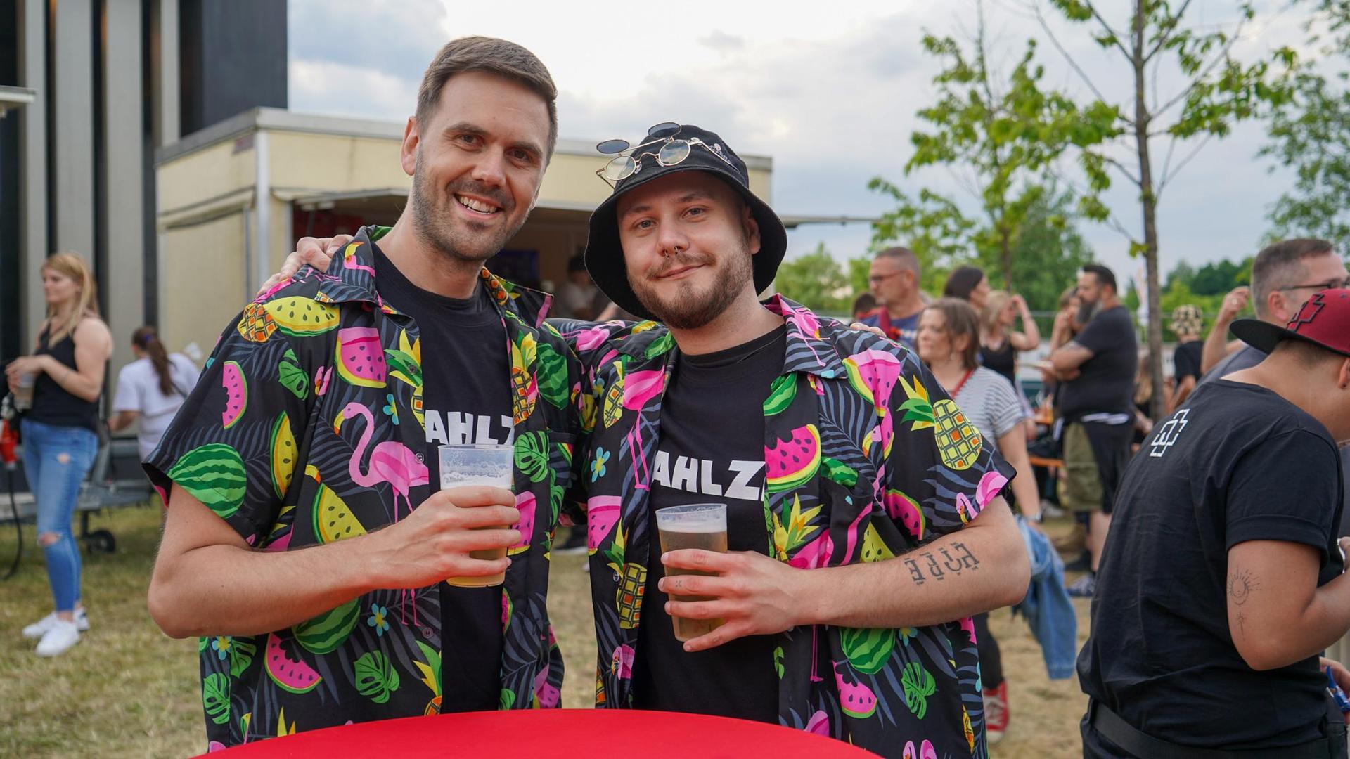Die Rammstein-Coverband „Stahlzeit” heizt am dritten Tag des Campus Open Air dem Publikum ordentlich ein. (Bild: scm)