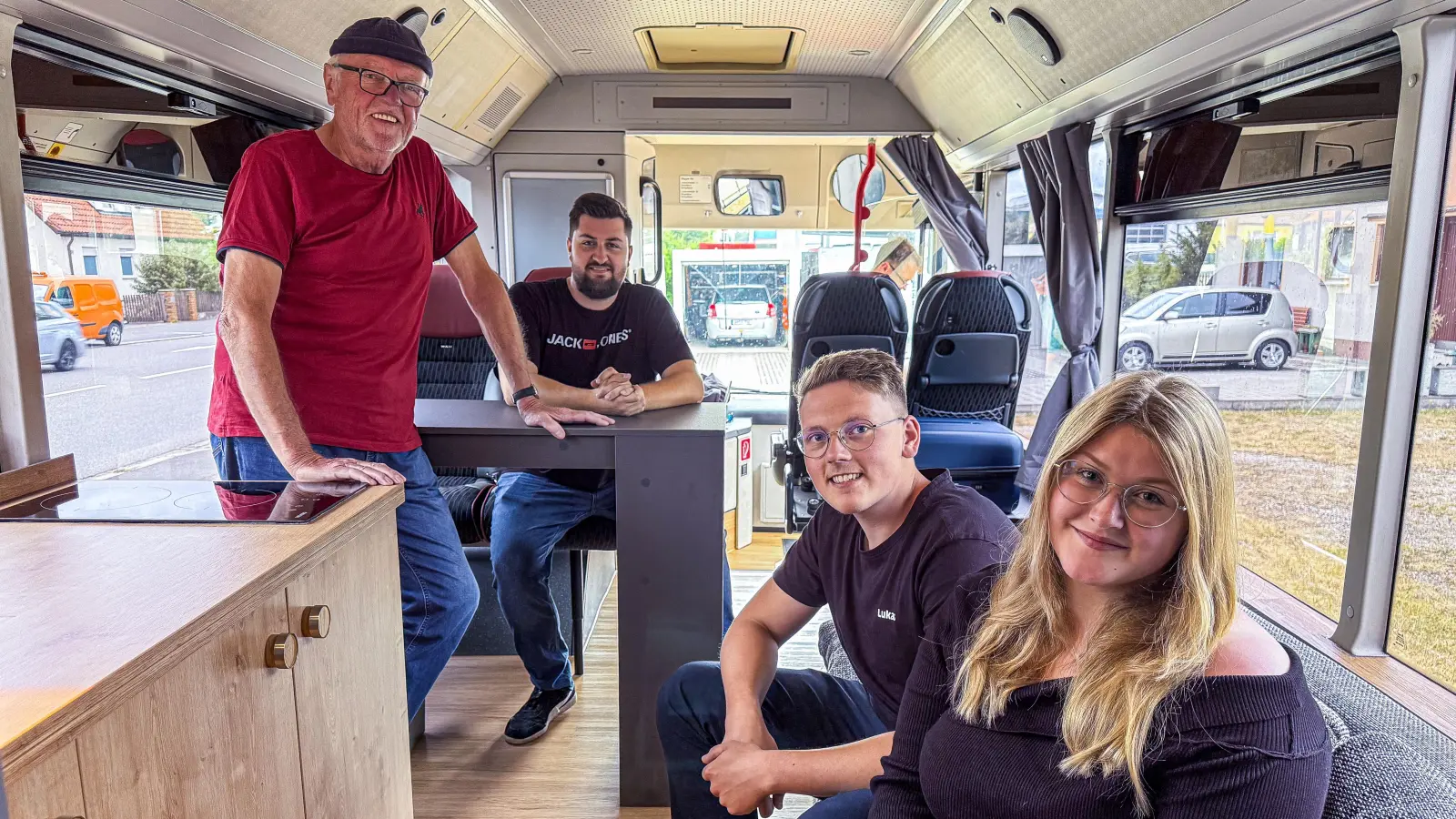 Sie freuen sich über das ausgefallene Fahrzeug (von links): Opa Hans-Jürgen Willner, Kumpel Benjamin Sieberns, Lukas Willner und Freundin Swaantje Ehrt. (Bild: Stephan Huber)